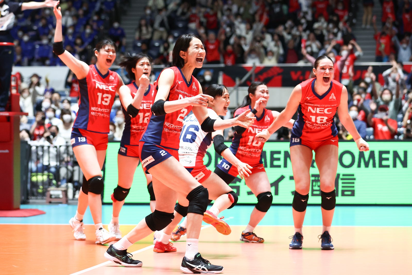 6年ぶり7度目の優勝を決めた瞬間のNECレッドロケッツの選手 対東レアローズ