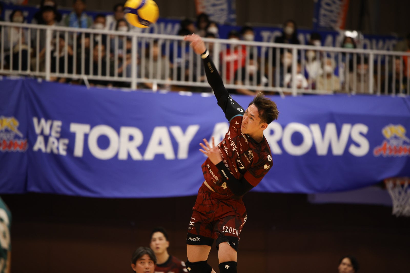 V1初戦で第3セットをサービスエースで勝ち取ったヴォレアス・米村恒輝 10月21日 対 東レ戦