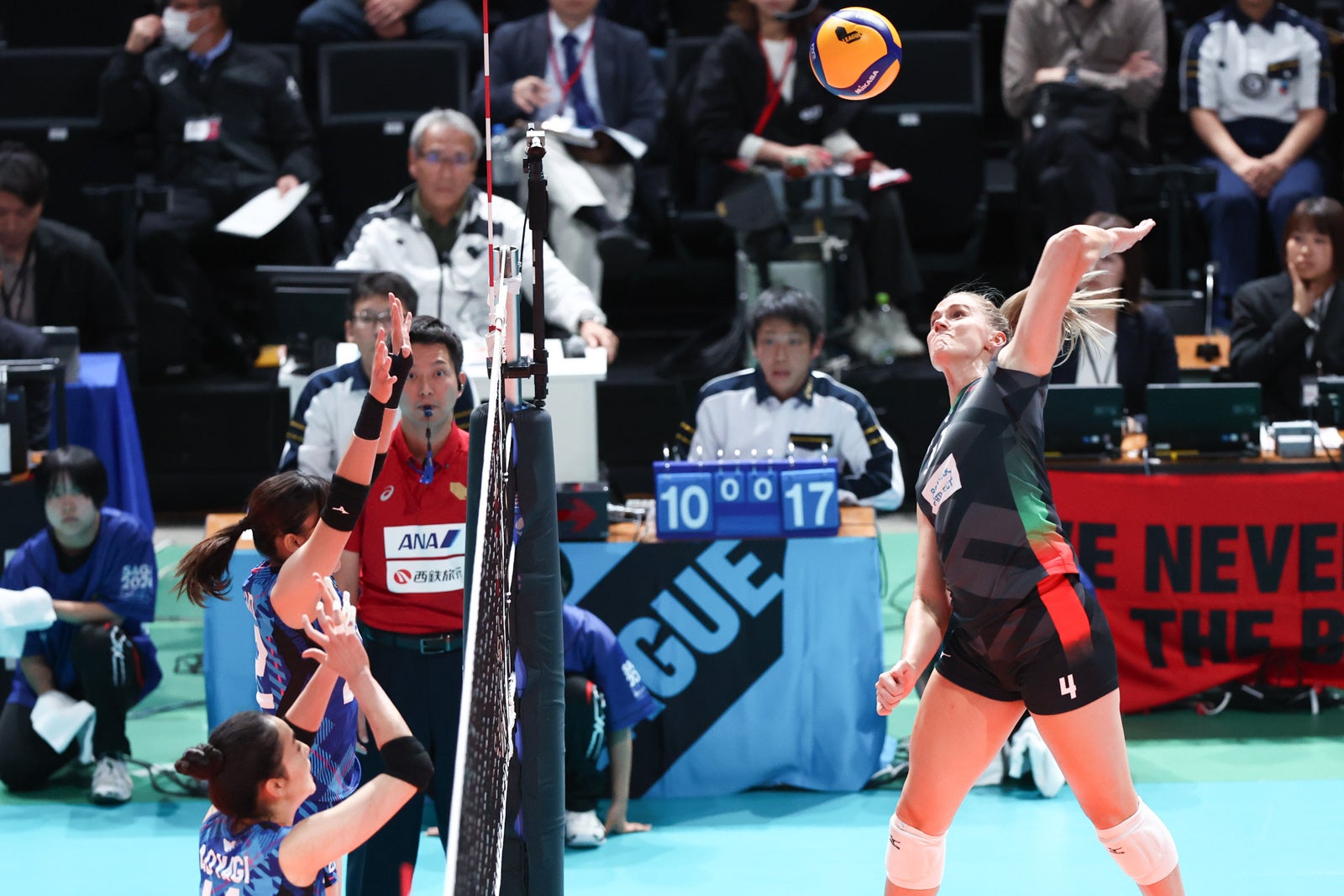 開幕2連勝を飾ったJTのドルーズ,アンドレア 第1セット