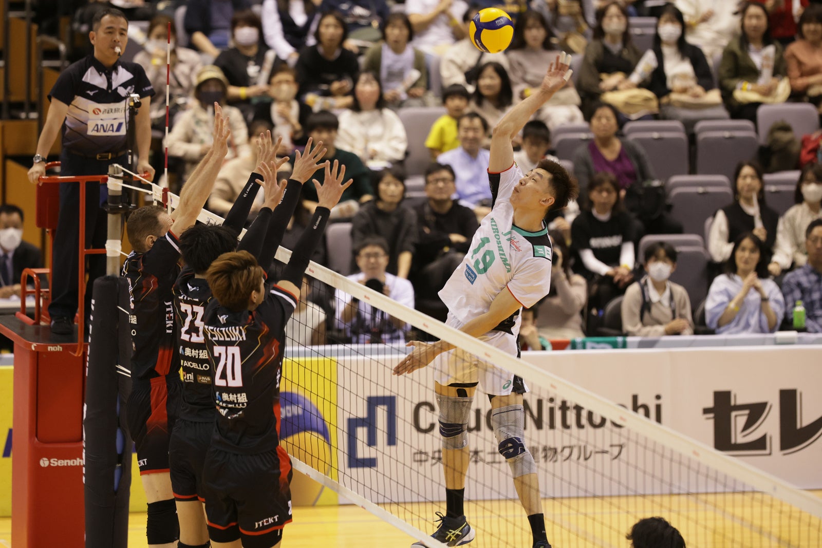 17得点をマークしたJT広島・江 川のアタック 対ジェイテクト 第1セット