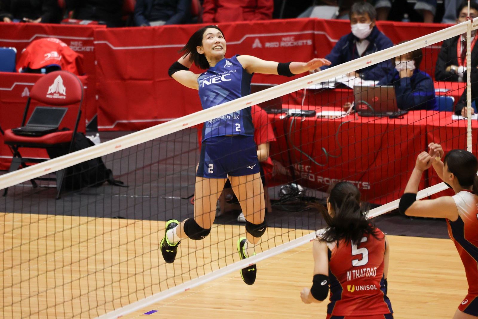 チーム最多得点で牽引する NEC・古賀紗理那のアタック 対日立Astemo 第2セット