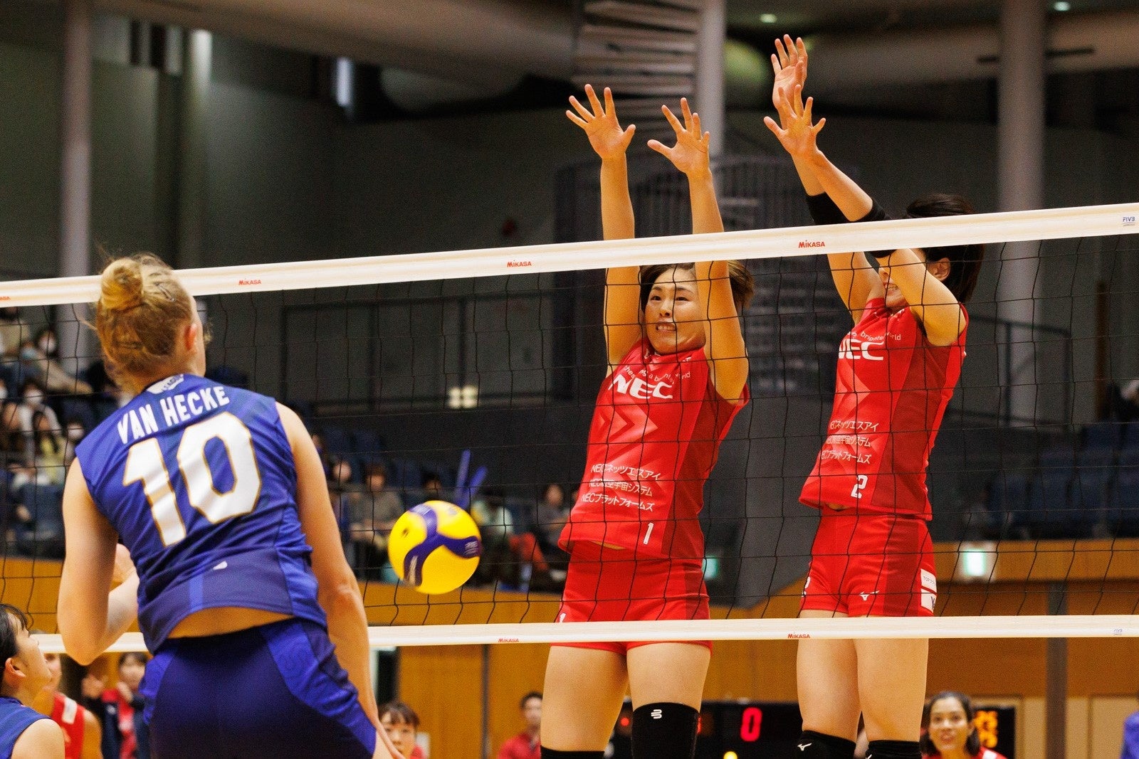 チーム計7本のブロックを決めたNEC 11月4日 対 トヨタ車体戦