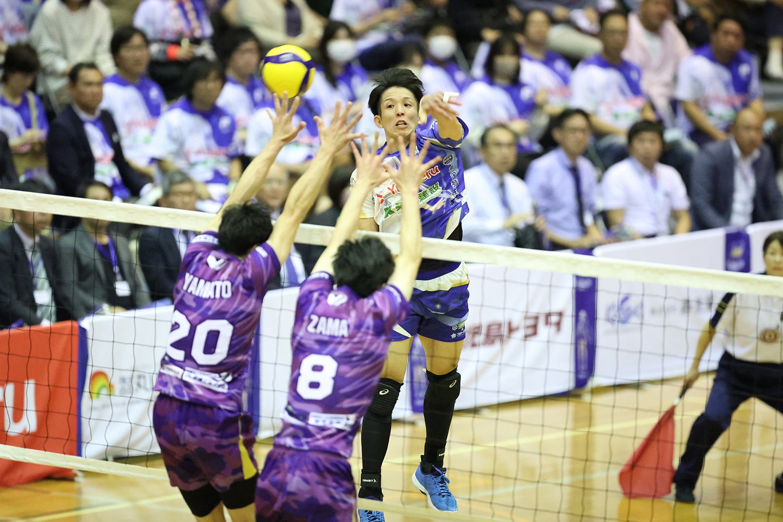 ホームの舞台でV.LEAGUEデビューをストレート勝利で飾ったF鹿児島・長友優磨のアタック 11月4日 対 千葉戦 第1セット