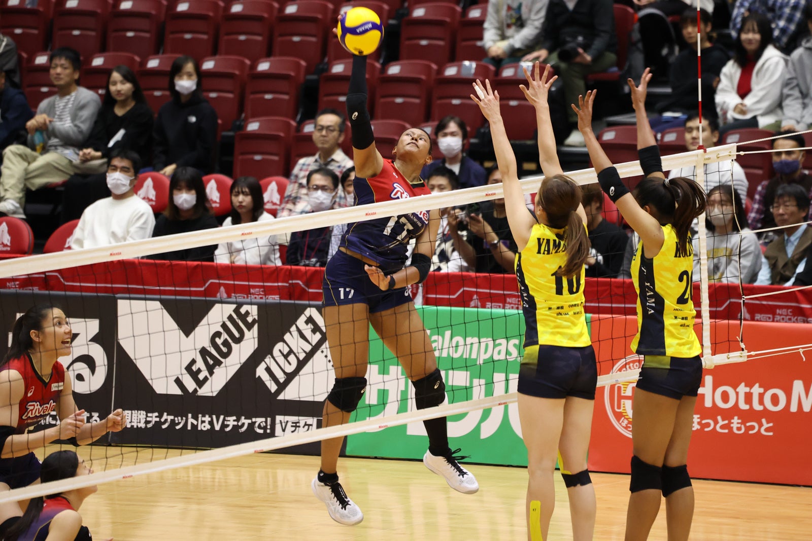 両チーム最多アタック25得点を決めきった日立Astomo・オクム大庭&nbsp; 冬美ハウィ 写真は1028日 対KUROBE戦