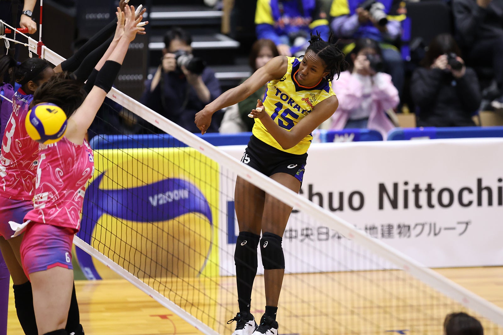 両チーム最多39得点を打ち切った東レ・ヌワカロール, シルビアチネロのアタック 1月6日 対 PFU戦 第1セット