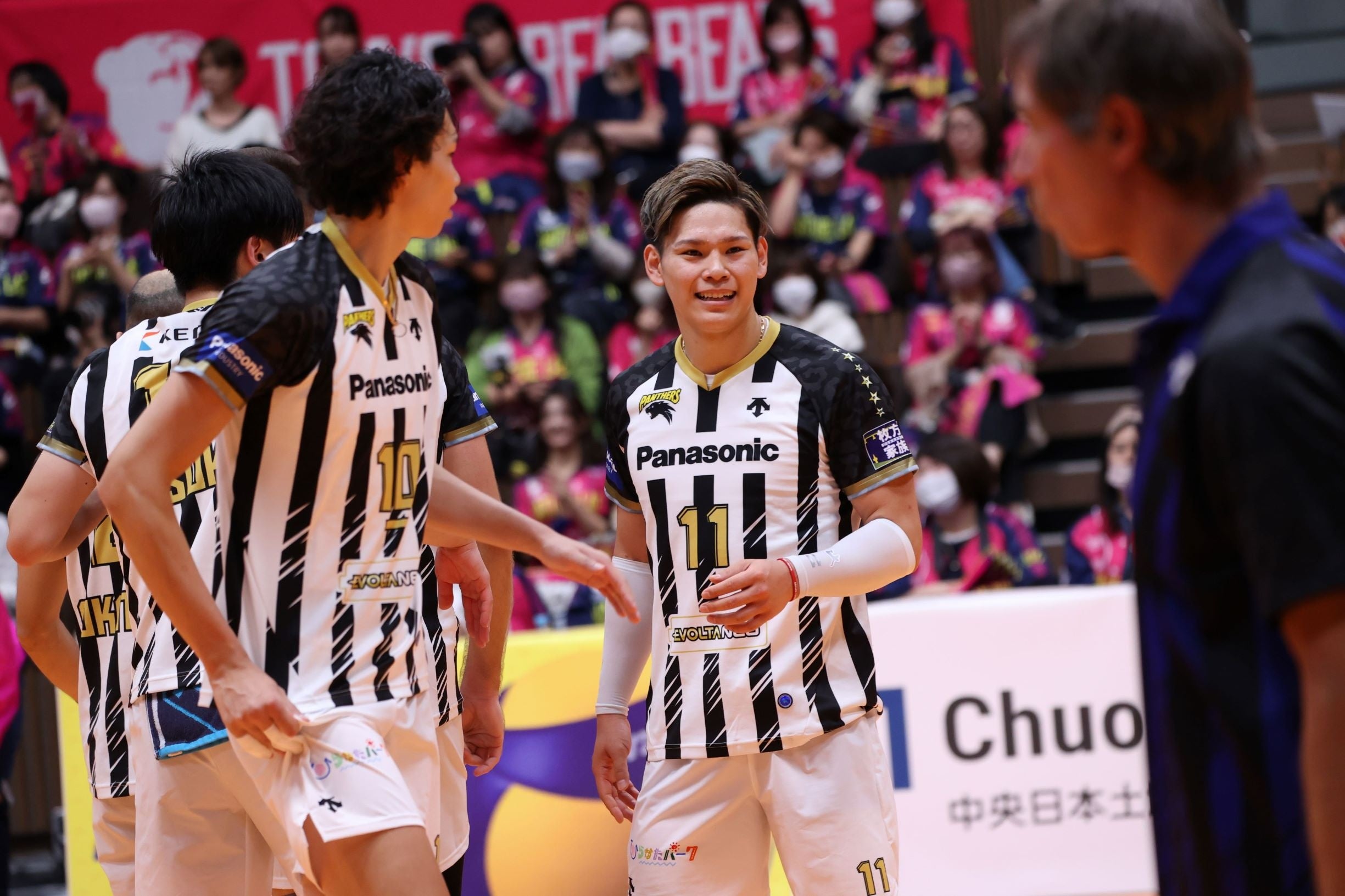 得意のサーブで3得点上げる活躍の西田有志（画像は10月22試合のもの）