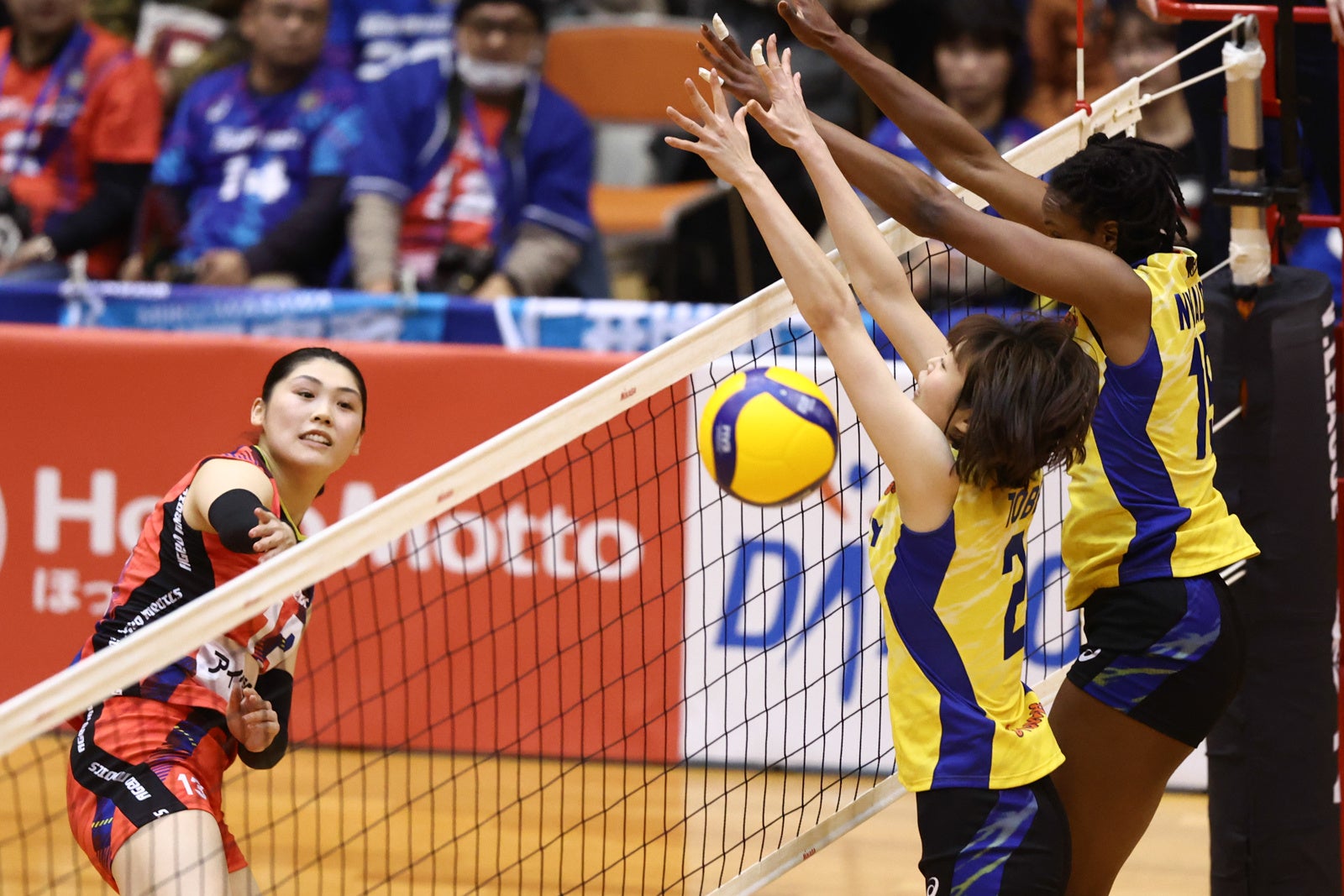 強固な東レのブロック陣を打ち抜くアタックを放つ埼玉上尾黒後愛