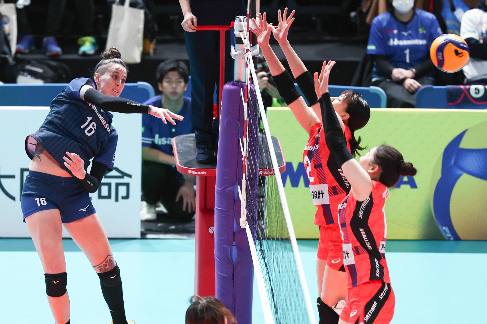 攻守にわたる活躍でVOMを獲得した久光・アダムス, マッケンジー&nbsp; 対埼玉上尾 第1セット