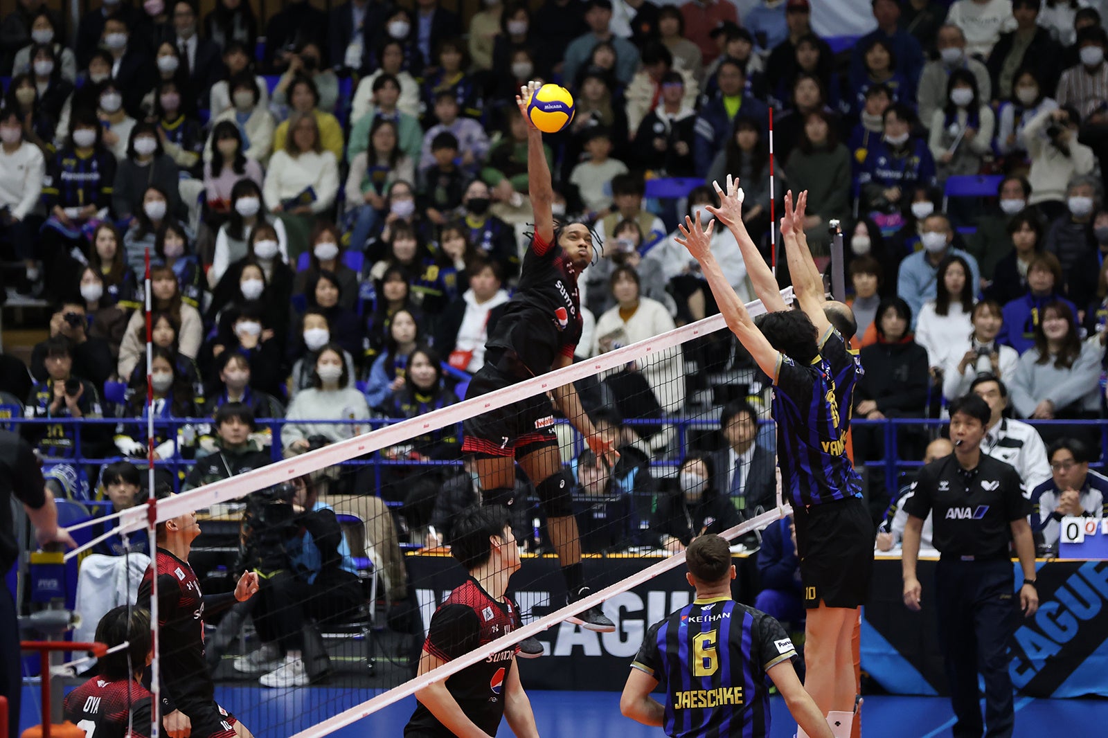 最高到達点355cmの高さから放たれるサントリー・デ アルマス  アラインのアタック　対パナソニック戦 第2セット