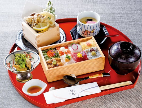 【明治記念館】“春らしい彩り豊かなメニューをお愉しみください!” 令和8年2月27日(金)迄・数量限定で館内レストラン 鮨・天麩羅・鉄板焼「羽衣」による春の味覚を堪能できるランチをご紹介します 【明治記念館】“春らしい彩り豊かなメニューをお愉しみください!” 令和8年2月27日(金)迄・数量限定で館内レストラン 鮨・天麩羅・鉄板焼「羽衣」による春の味覚を堪能できるランチをご紹介します