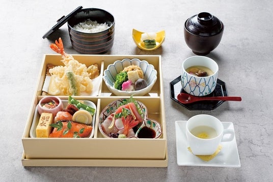 【明治記念館】鮨・天麩羅・鉄板焼「羽衣」では、平日ランチ限定で団体旅行や訪日ツアーなどに最適な「季節の四つ切り弁当膳」をご提供。旬の味覚を詰め込んだ内容で、短時間でも満足度の高い食事を楽しめます。 【明治記念館】鮨・天麩羅・鉄板焼「羽衣」では、平日ランチ限定で団体旅行や訪日ツアーなどに最適な「季節の四つ切り弁当膳」をご提供。旬の味覚を詰め込んだ内容で、短時間でも満足度の高い食事を楽しめます。