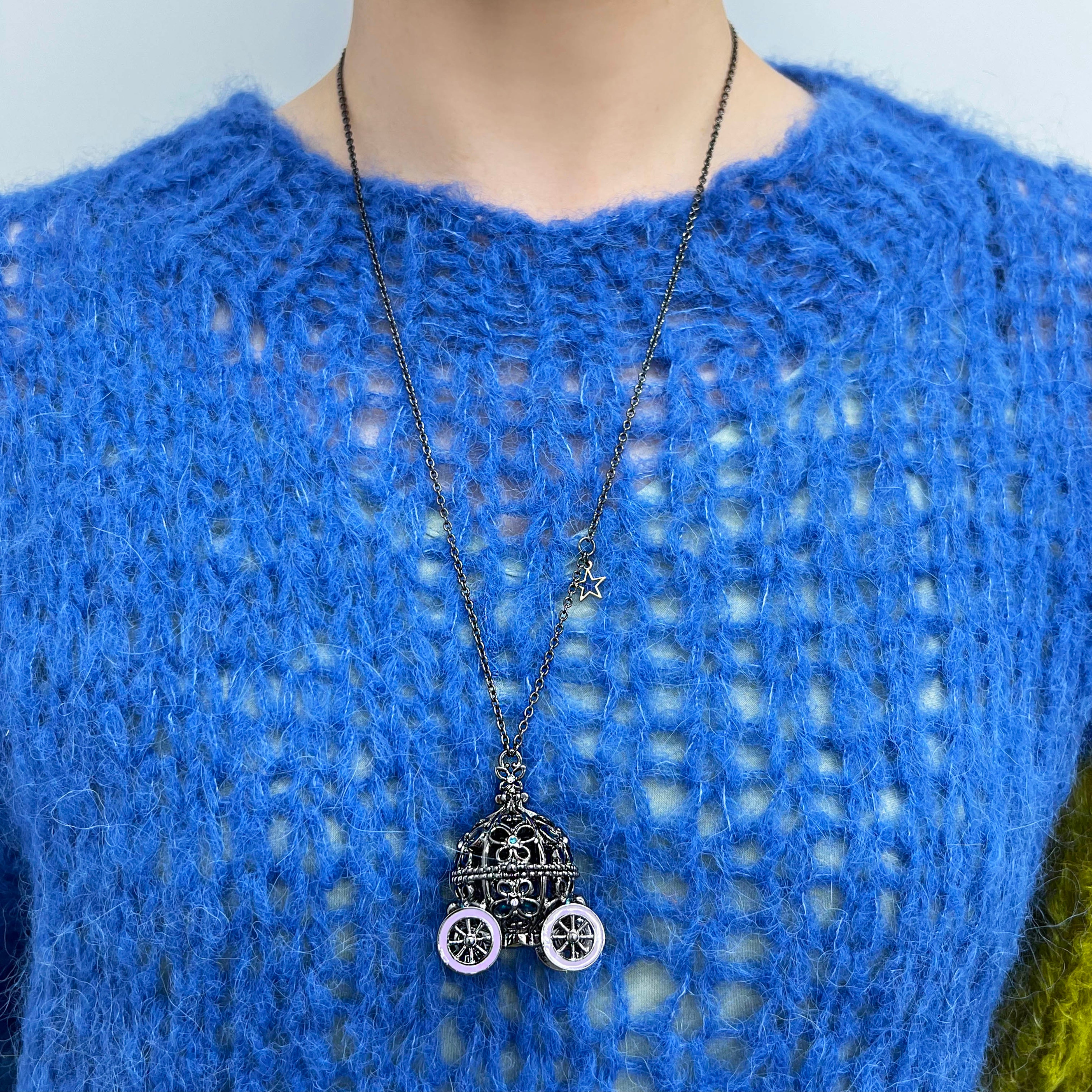 ANNA SUI】馬車モチーフアクセサリーを発売 | 株式会社ヴァン