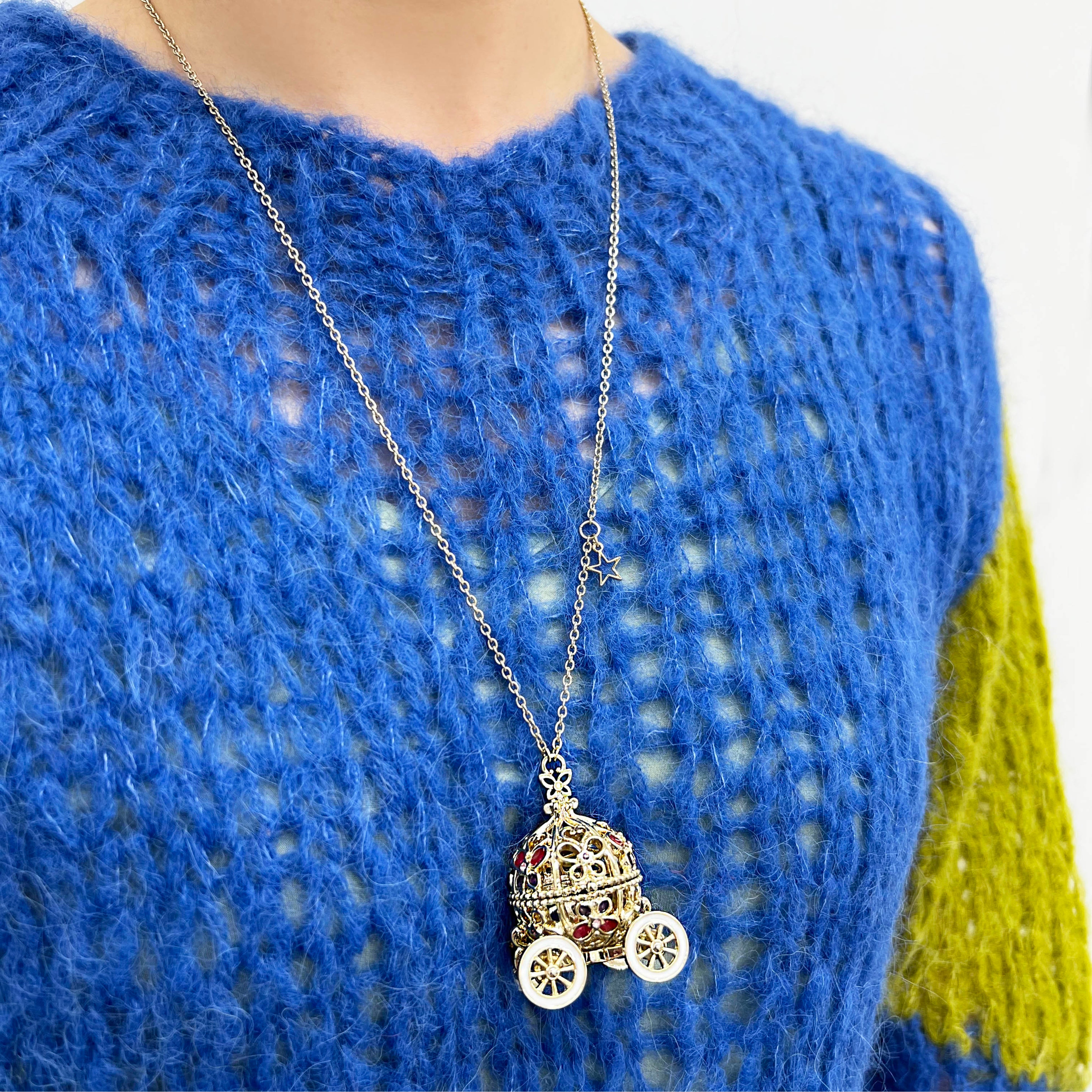 ANNA SUI】馬車モチーフアクセサリーを発売 | 株式会社ヴァン