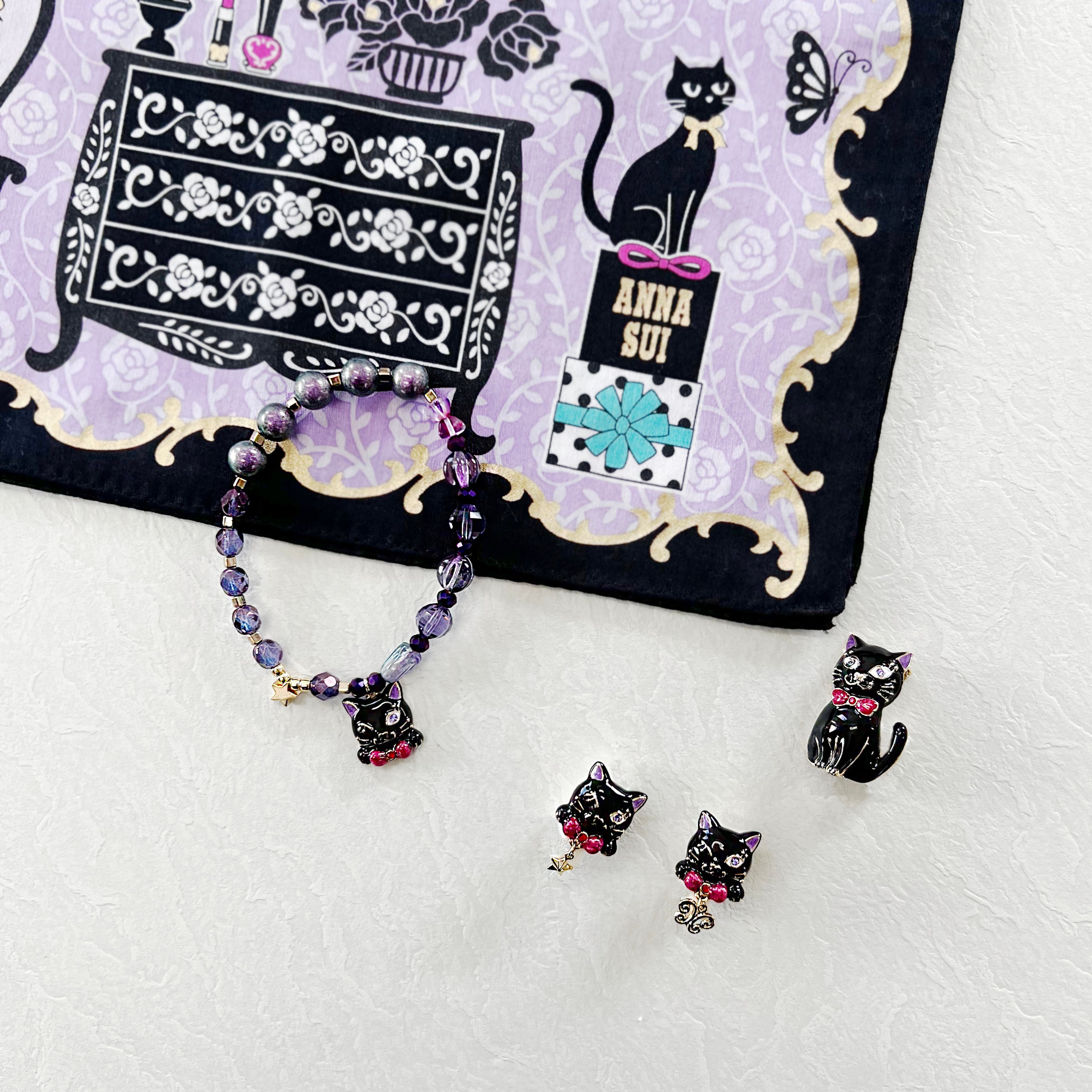 ANNA SUI】黒猫「TITI(ティティ)」新作アクセサリー発売 | 株式