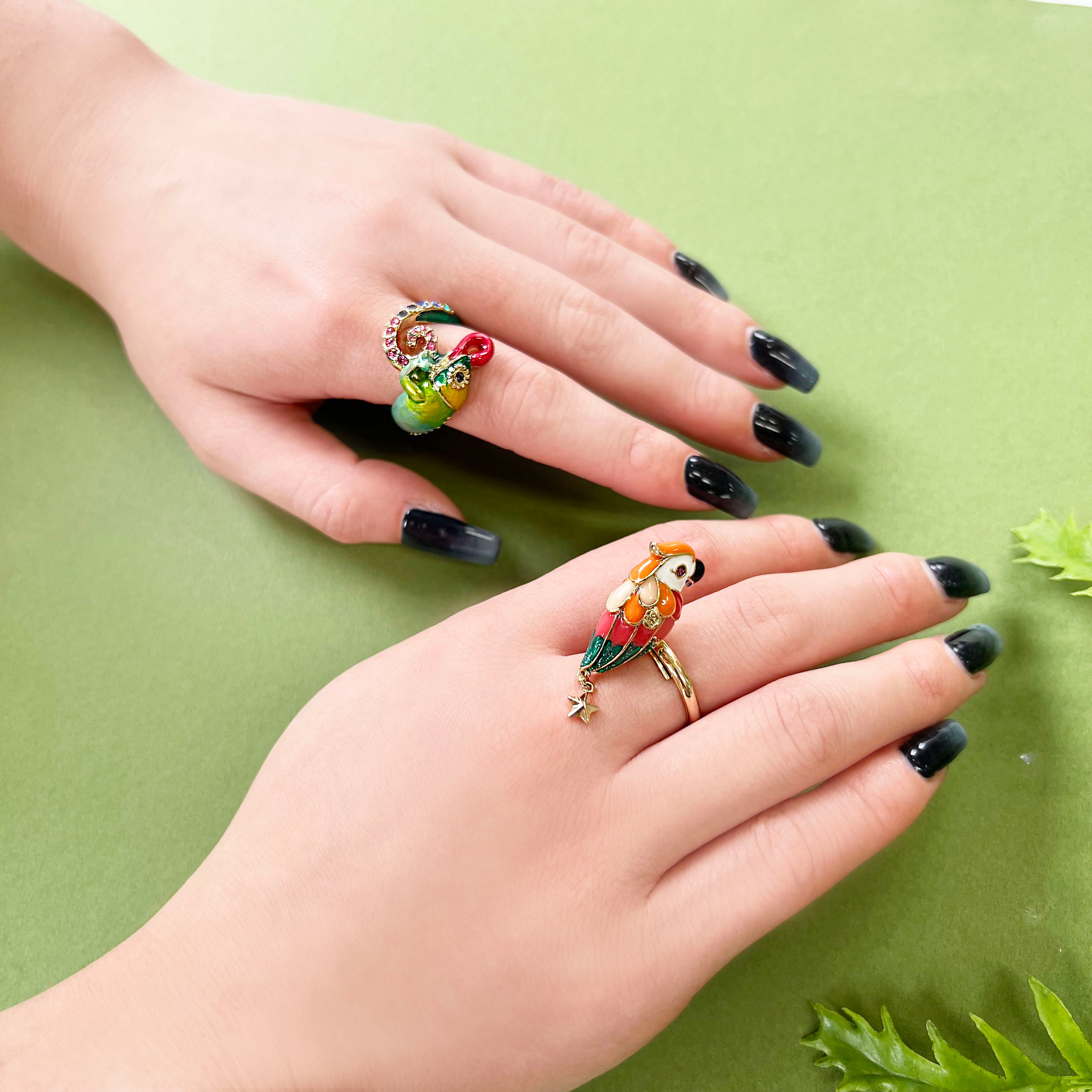 ANNA SUI】「カメレオン」「オウム」モチーフの新作アクセサリー