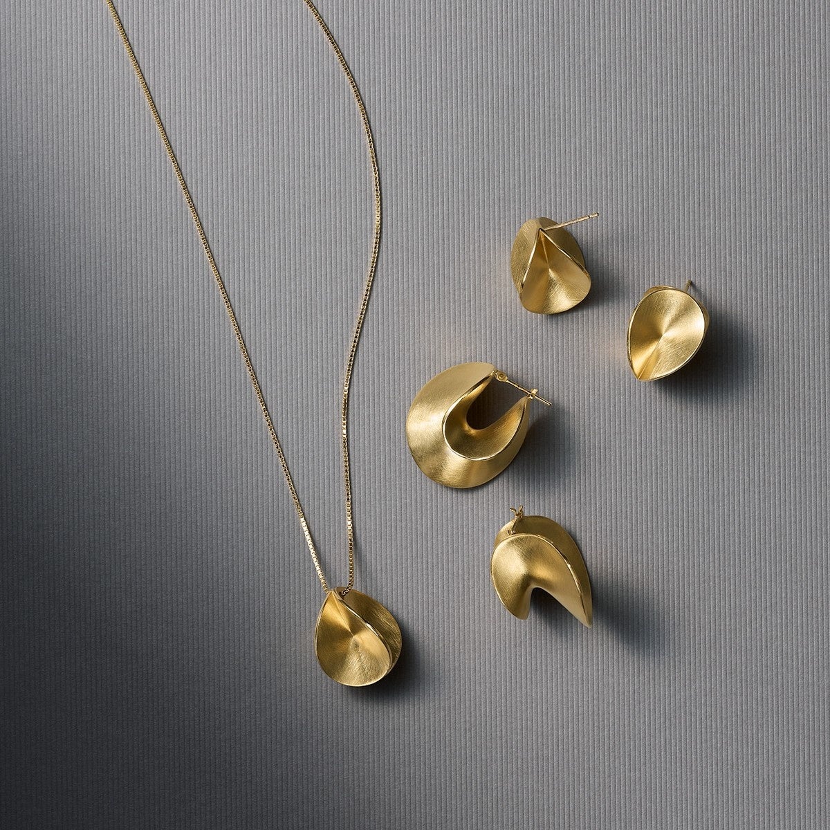 【Kengo Kuma ＋ MA,YU】舞台美術に着想を得たコレクションから新作ジュエリーが発売
