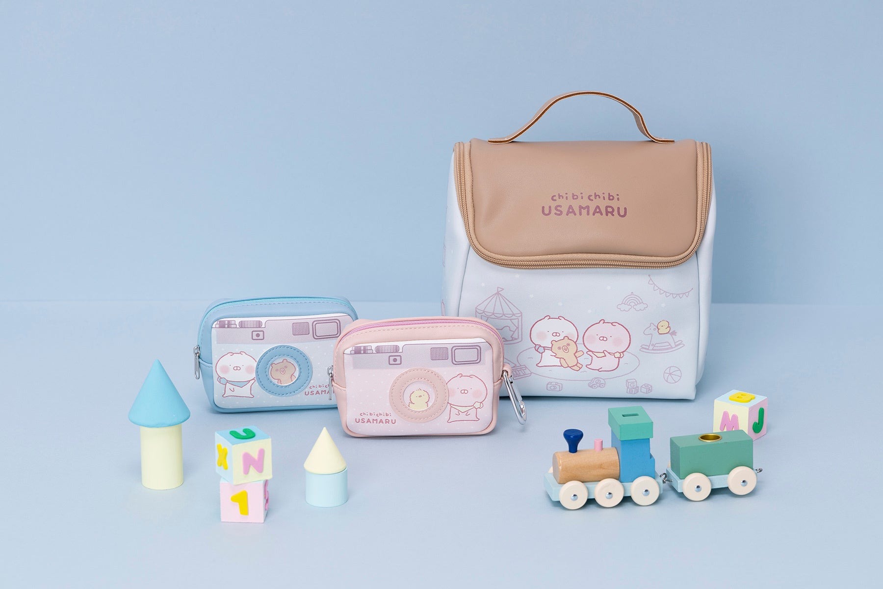 (左から)カメラ型コインケース各1,430円、お家型収納ケース1,980円