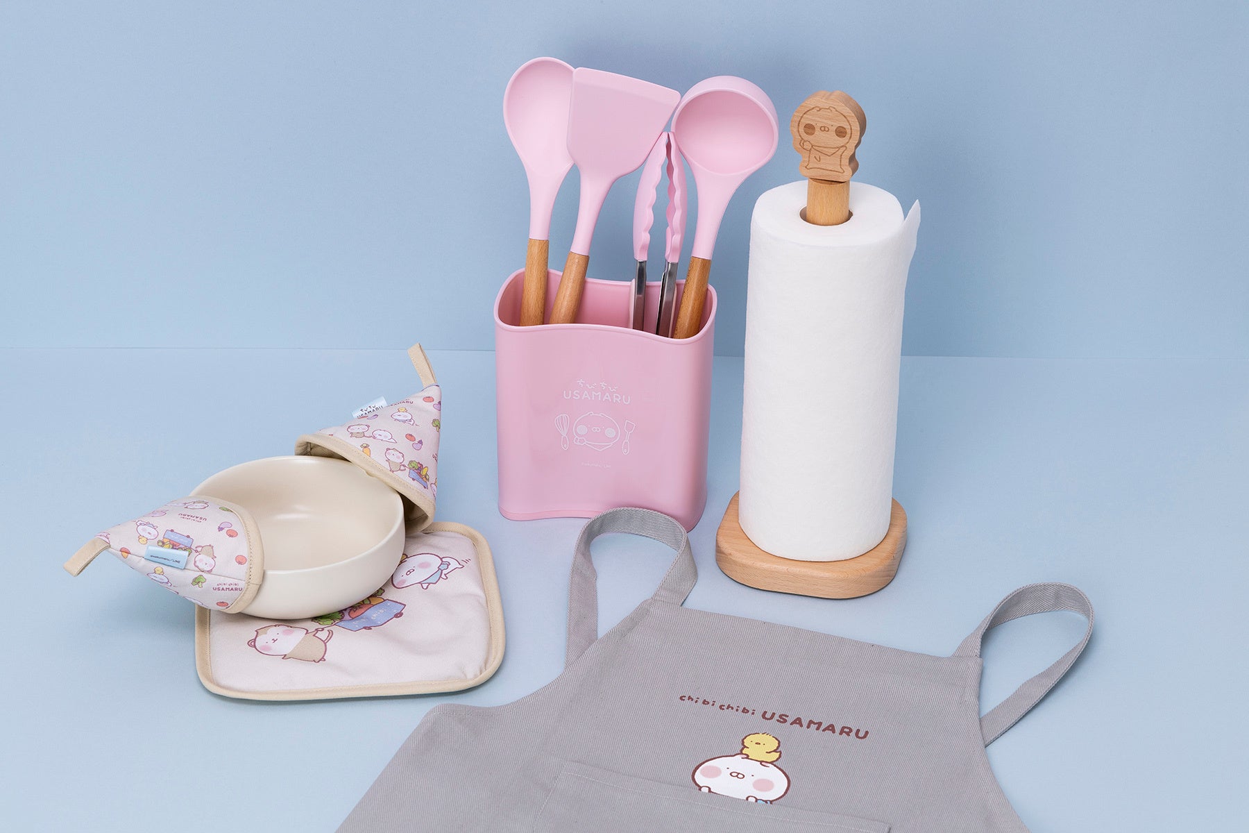 (左から)鍋つかみ1,650円、鍋しき1,320円、調理器具セット3,850円、キッチンペーパースタンド2,200円、エプロン2,860円