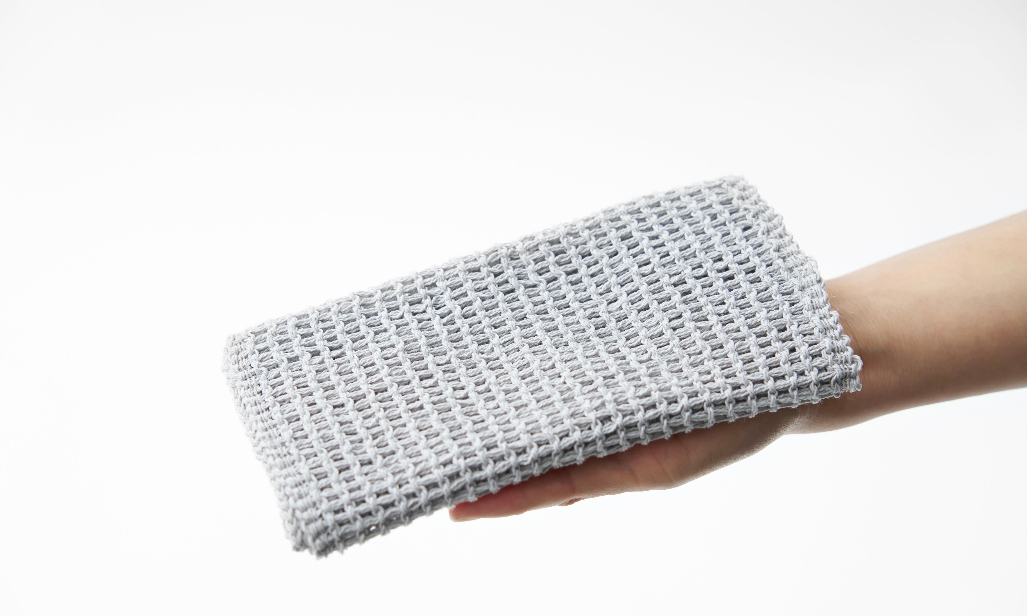 2回たたむと手のひらサイズに