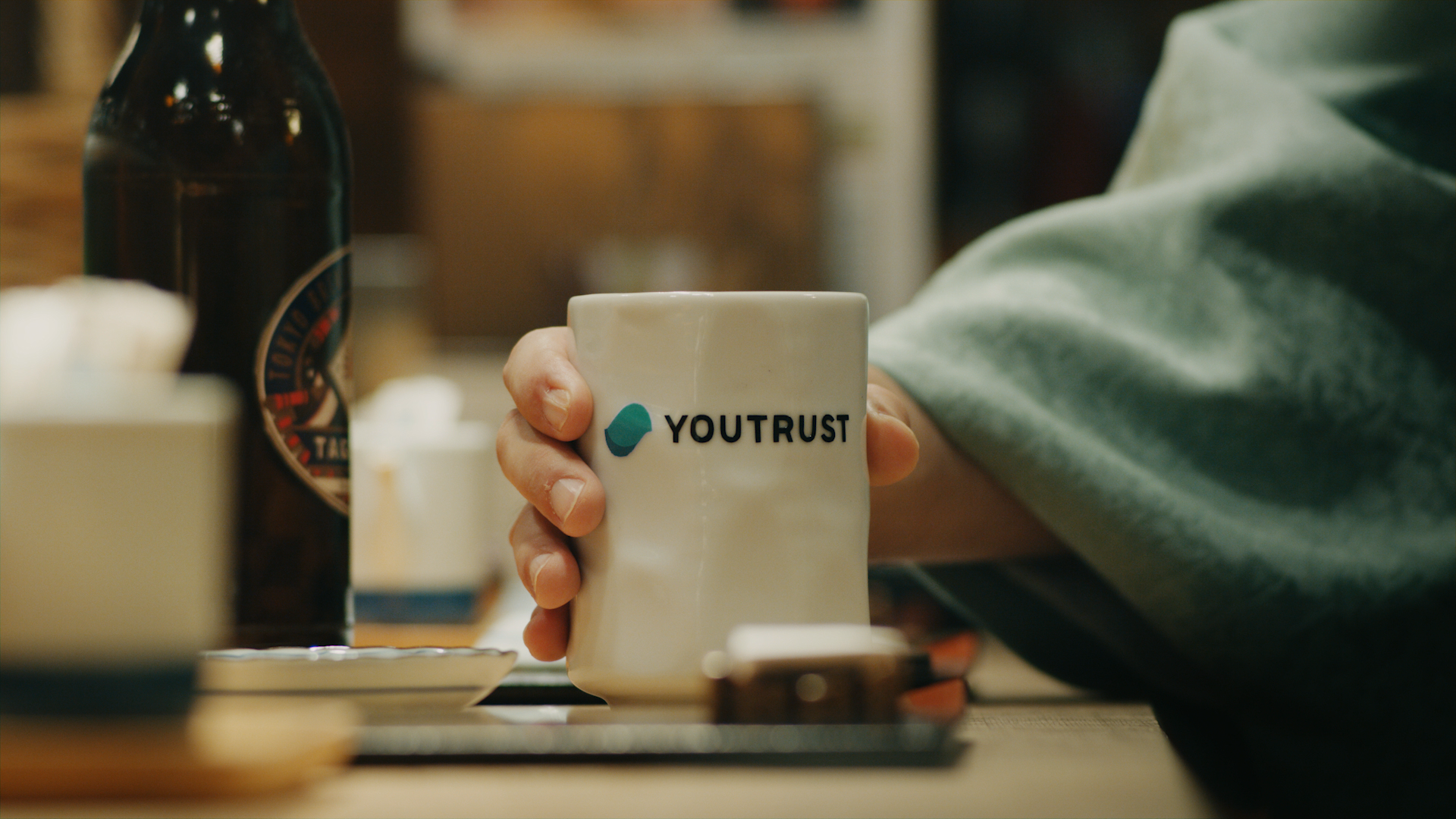 YOUTRUSTのロゴ入り湯呑み
