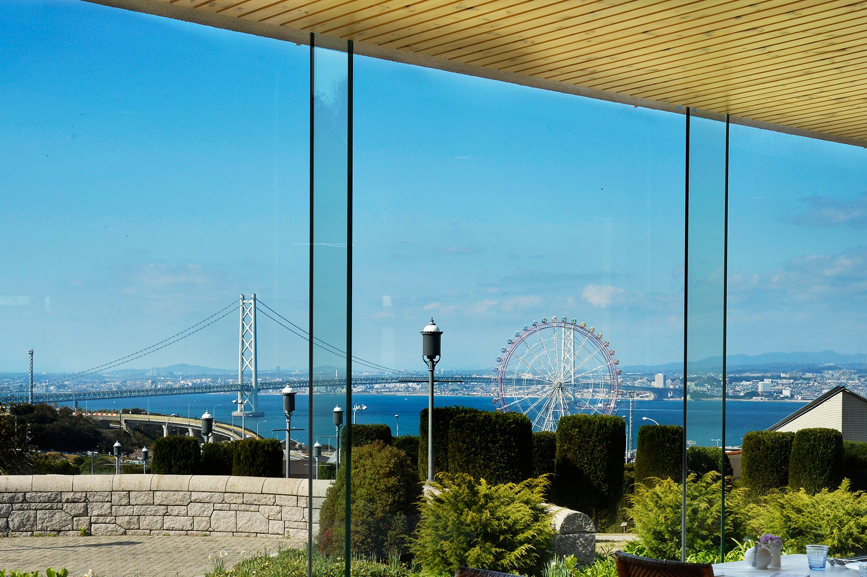 店内客席からの淡路海峡大橋の眺望