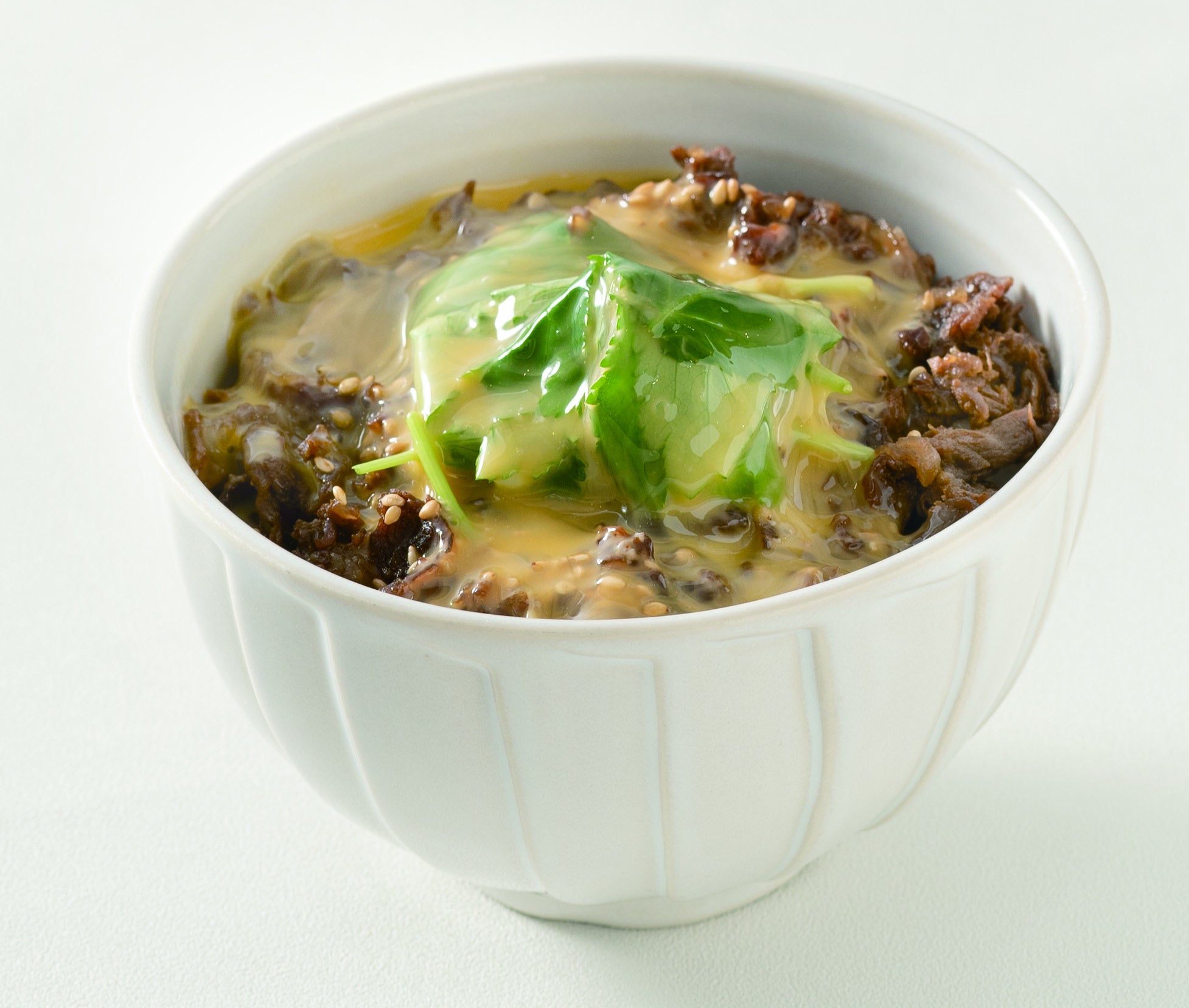 淡路牛の時雨丼は溶き卵をかけてお楽しみください。