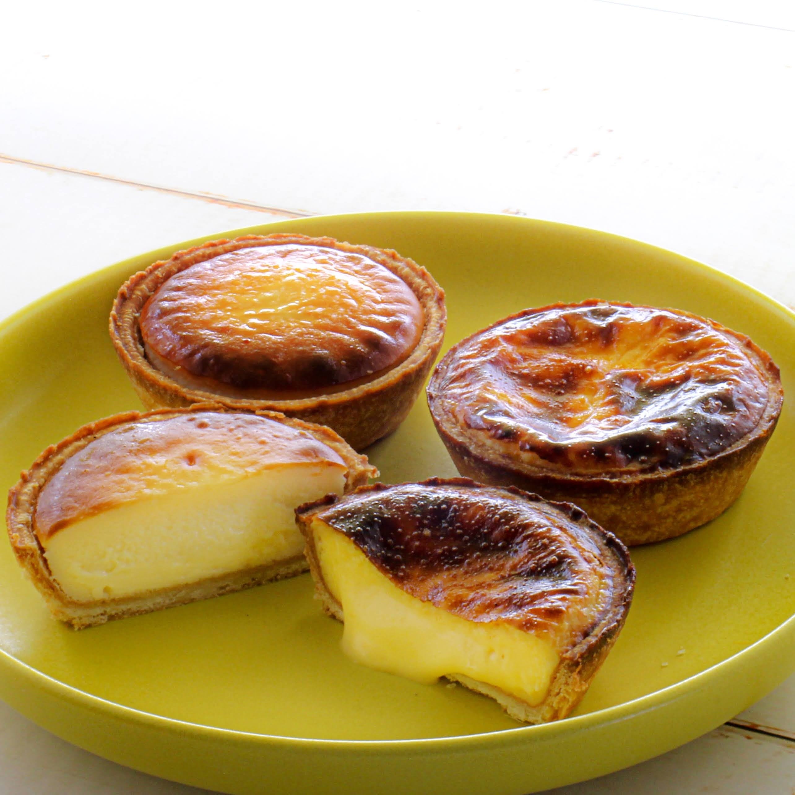 左：ザ・チーズタルト　右：バスクチーズケーキタルト