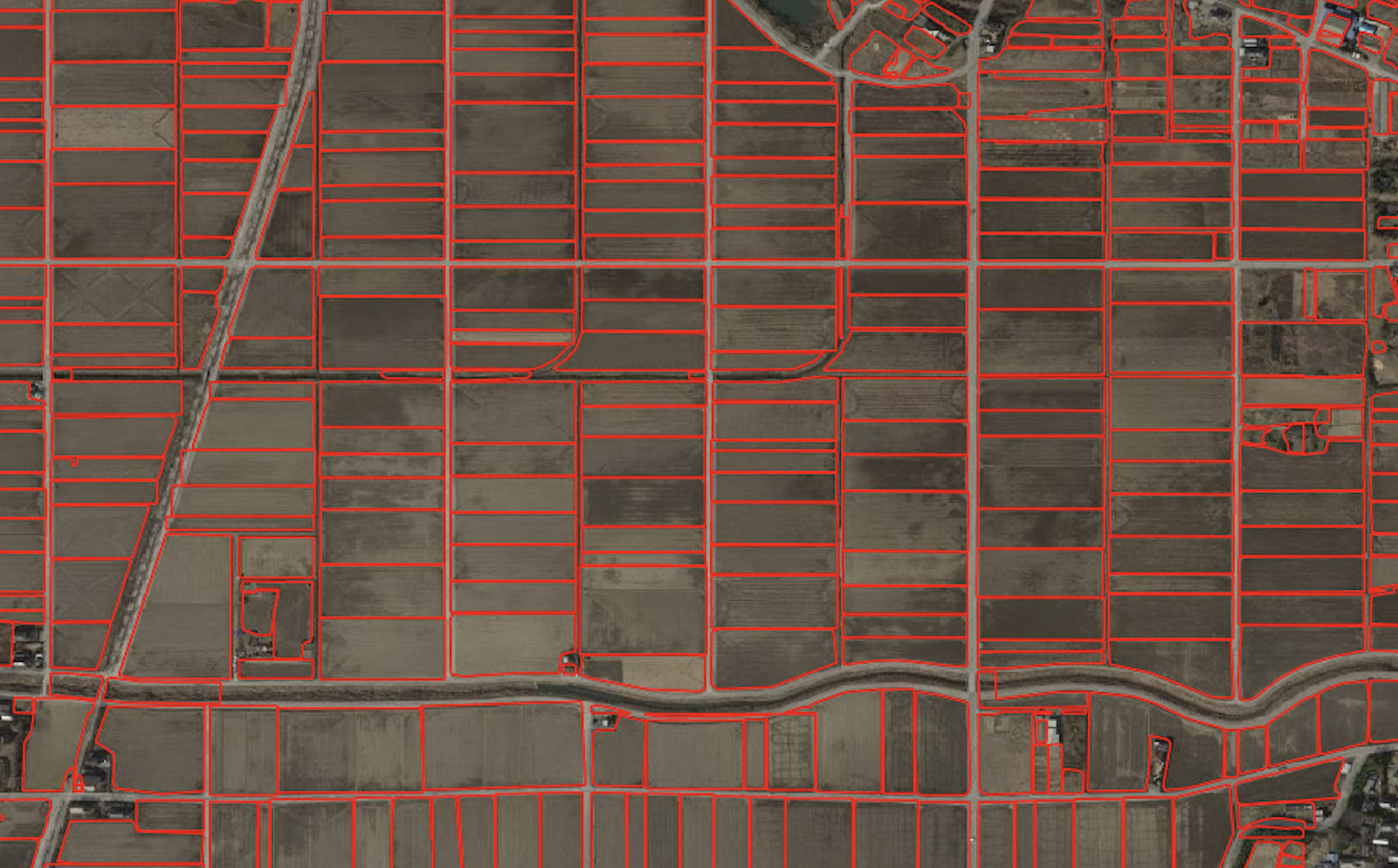 有償の衛星データを使用し、50センチメートル級の高精細な衛星画像とAIの画像認識技術で、農地を検出し、あぜなどを見つけて区画を形成