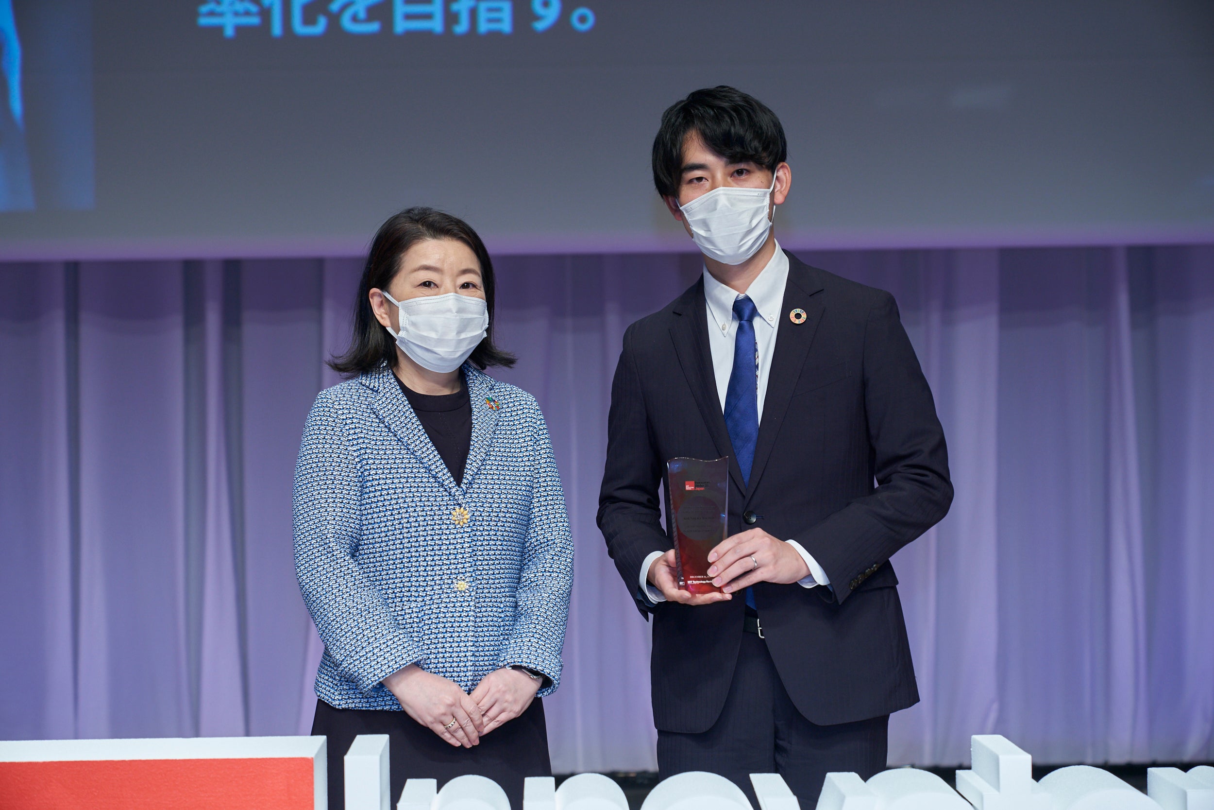 Innovators Under 35 Japan Summit 2021トロフィー受賞