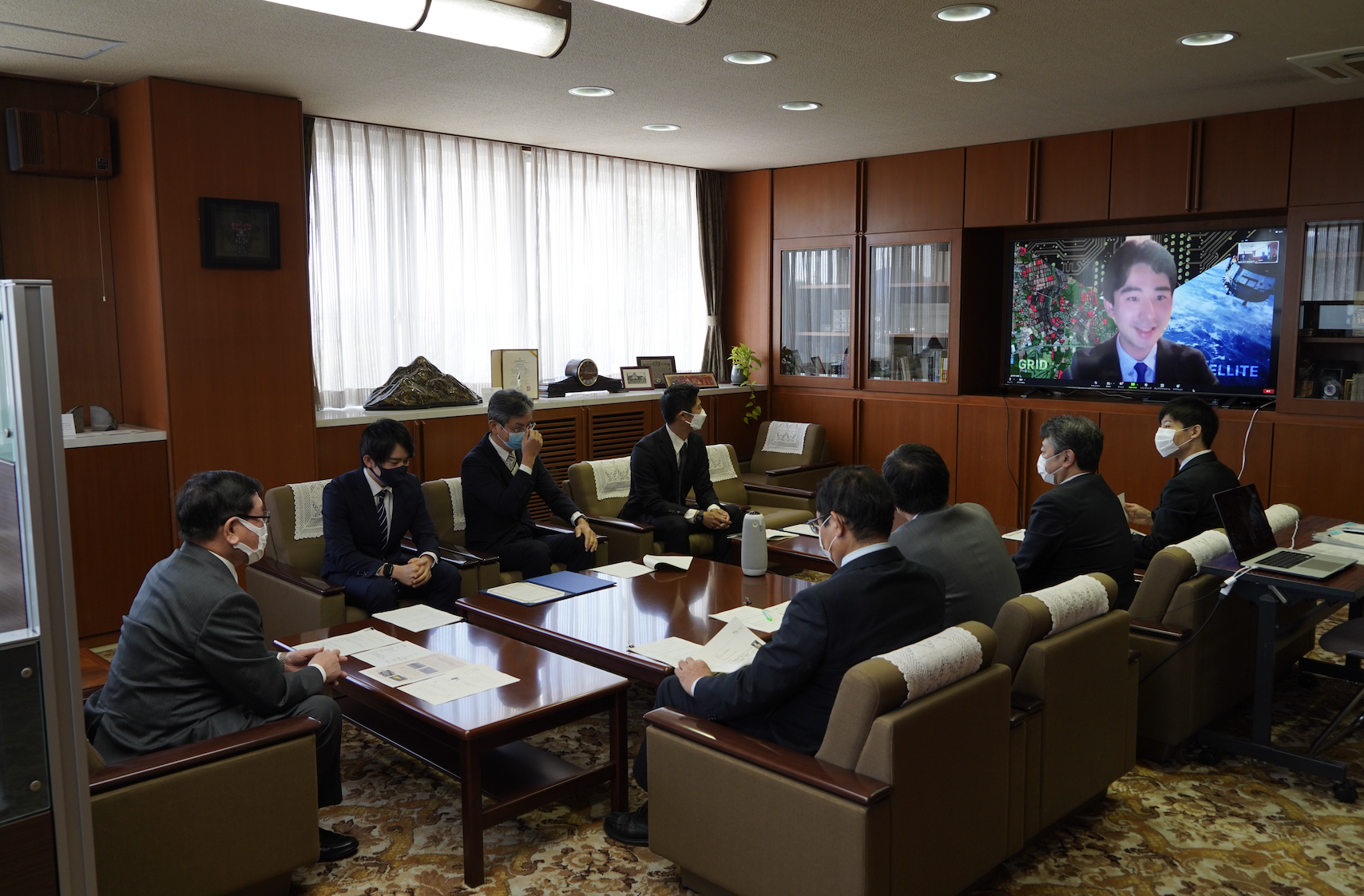 岐阜大学学長及び副学長とサグリ株式会社代表取締役CEO坪井 俊輔及び取締役CTO田中貴の懇談会の様子