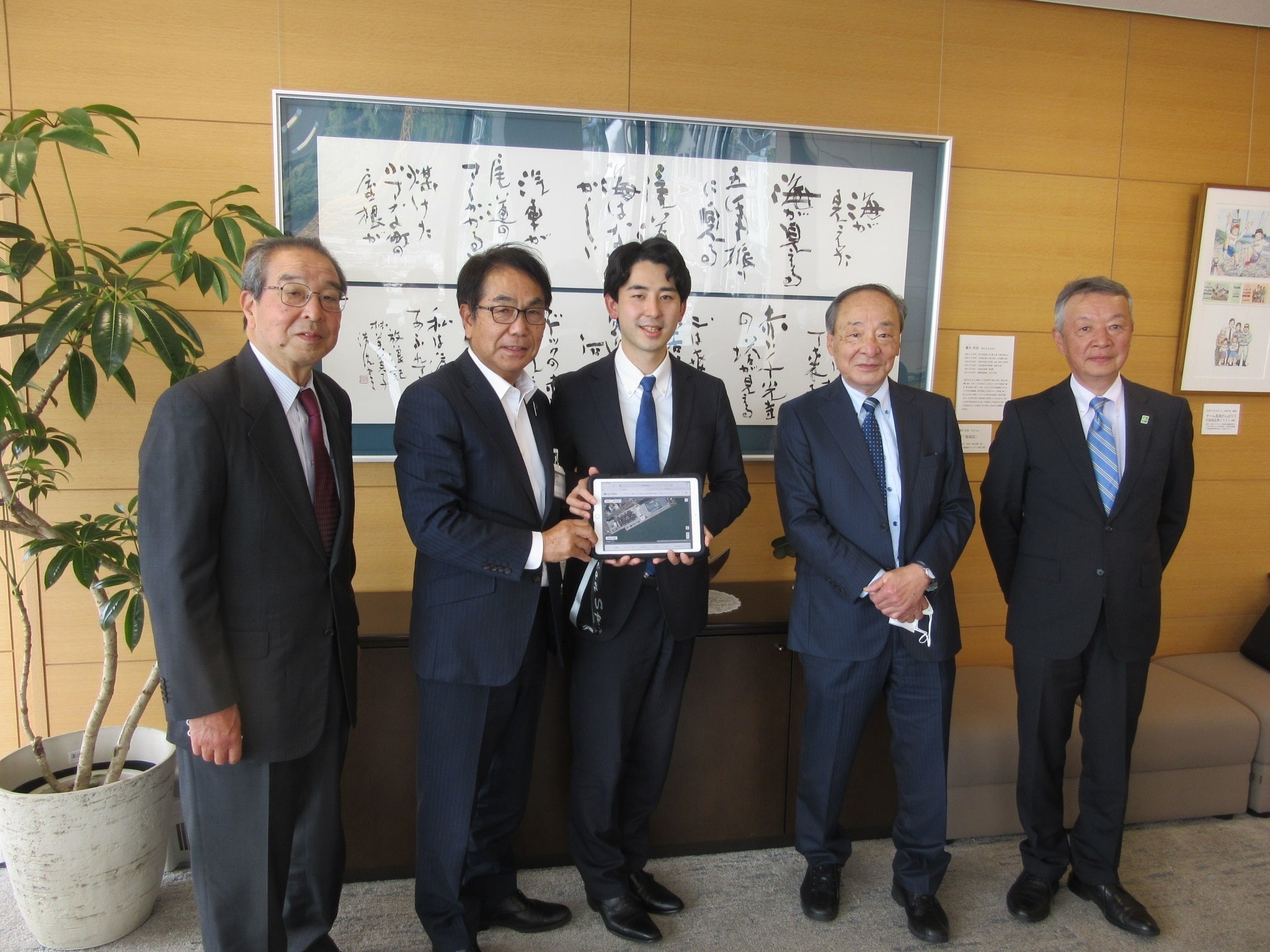 左から大信産業株式会社 代表取締役専務 田中 庸雄氏, 尾道市役所 市長 平谷 祐宏氏, サグリ株式会社 代表取締役CEO 坪井 俊輔氏, 大信産業株式会社 会長 田中 康貴氏, 事業企画室長 田中敏章氏