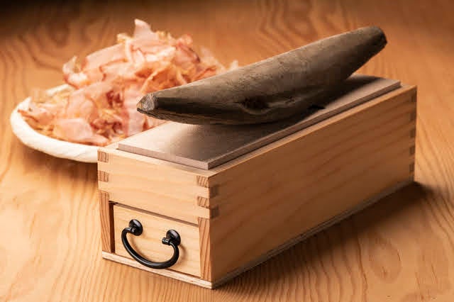 店内で鰹節を削り出汁をとっています