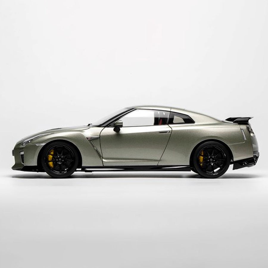 まるで実車のような迫力・・・日産 GT-R (R35) の 1/18 スケール