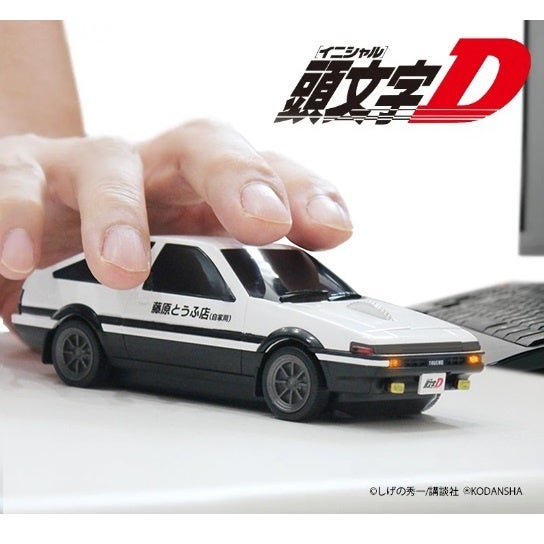 【頭文字D】藤原とうふ店仕様AE86マウスが再販！ヘッドライト・リアライト点灯可能で全4種のマウスパッド付属。トヨタ自動車、講談社公認のライセンス商品。