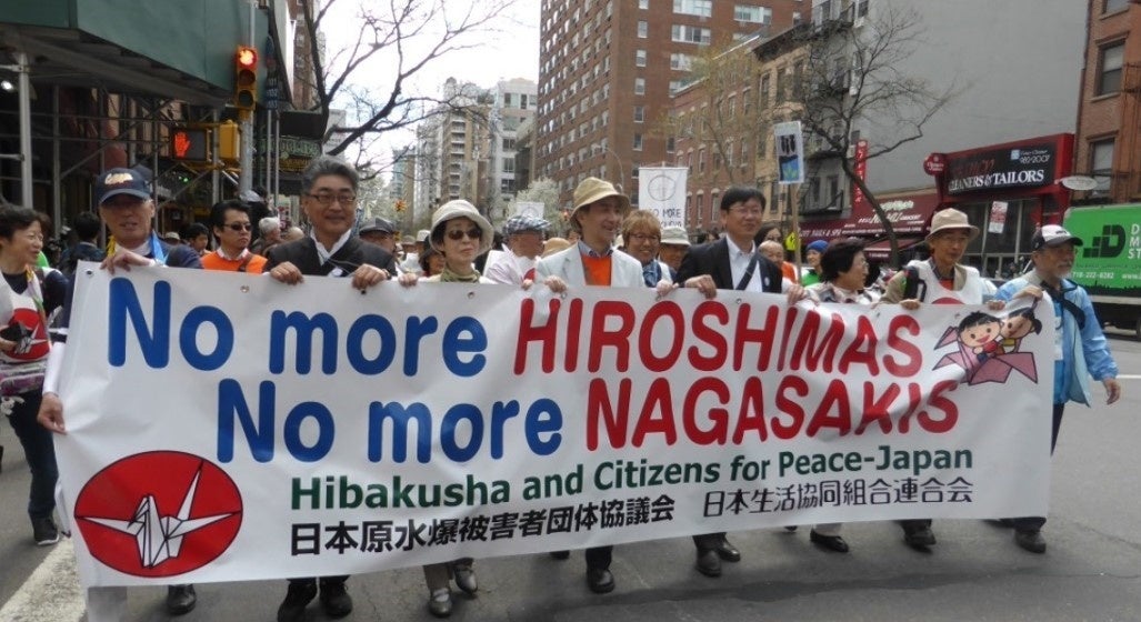 2015年のNPT再検討会議で一緒に行進する日本被団協と日本生協連の合同派遣団