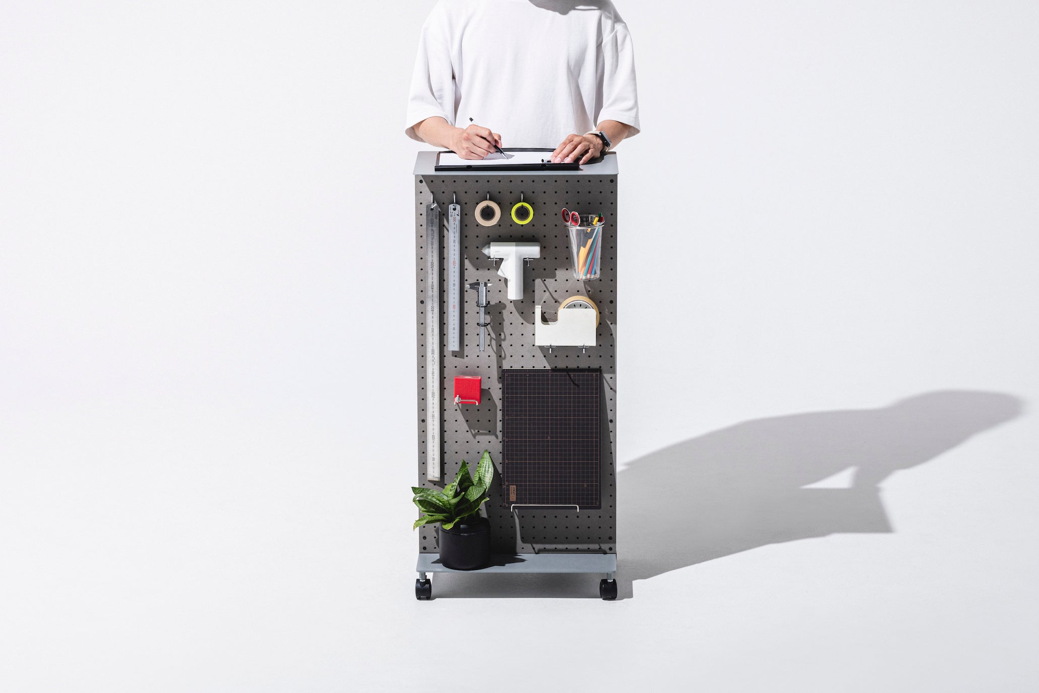 TENT WALL FOR ONE GRAY/グレー 有孔ボード付サイドテーブル 切り替えると、うまくいく。WALL FOR ONE 。 | 株式会社テントのプレス