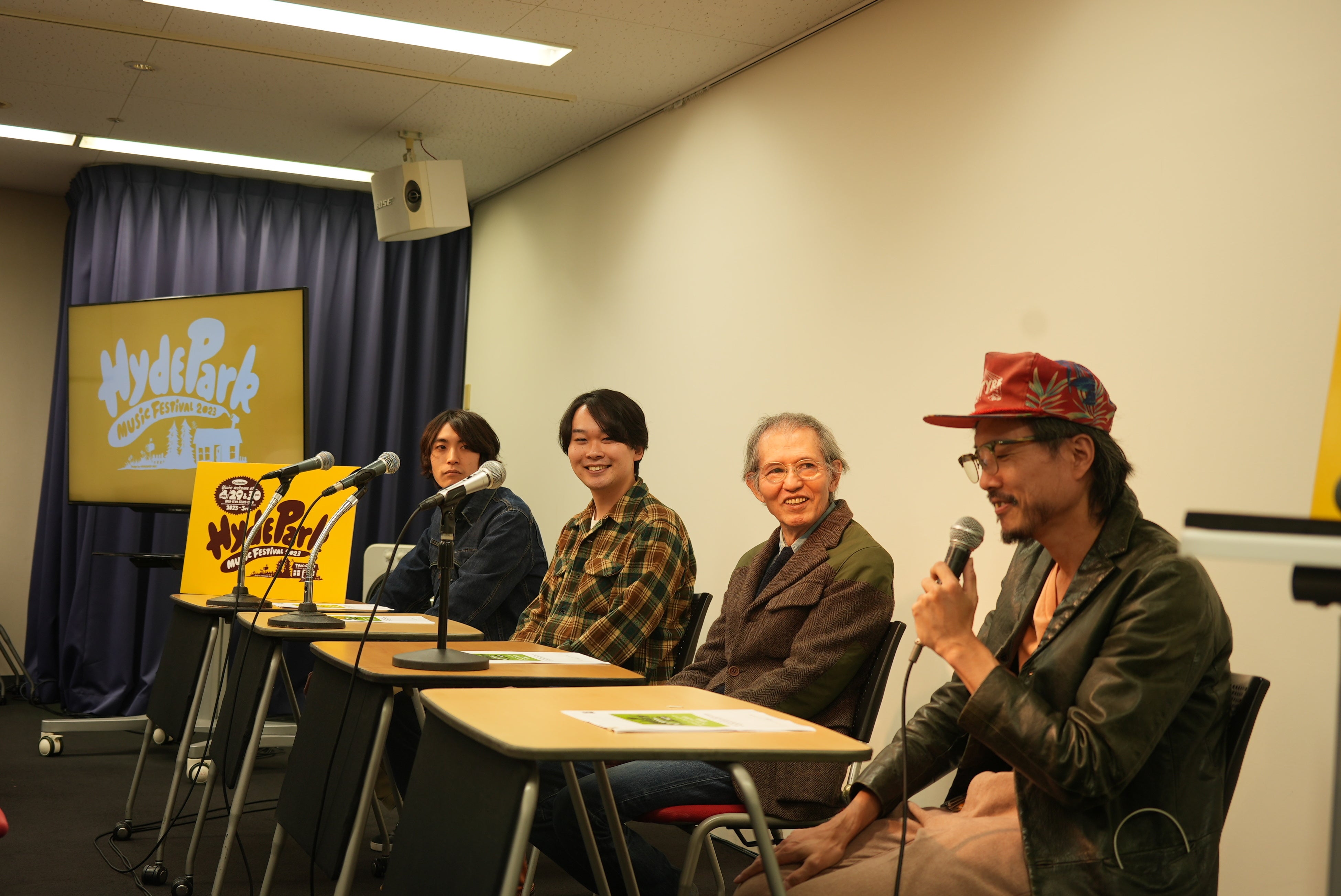  左から、菊地芳将（いーはとーゔ Ba／Ch）戸谷大輔（いーはとーゔ Vo／G）、麻田浩、田中克海（民謡クルセイダーズ G）