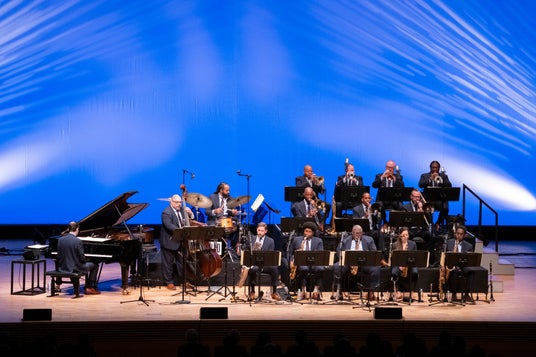 20年の時を超え、ジャズの至宝が日本に刻んだ「誠実」と「継承」の記録。ジャズ・アット・リンカーン・センター・オーケストラ with ウィントン・マルサリス 公演レポート到着 20年の時を超え、ジャズの至宝が日本に刻んだ「誠実」と「継承」の記録。ジャズ・アット・リンカーン・センター・オーケストラ with ウィントン・マルサリス 公演レポート到着