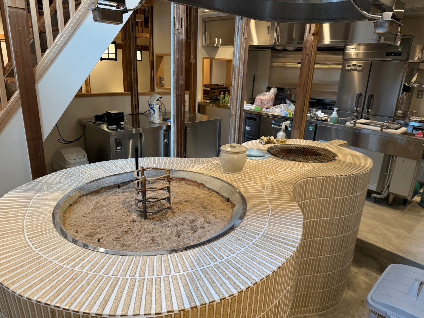 原始焼きや網焼きなど料理により使い分け、提供速度を考慮した見た目もめずらしいひょうたん型の囲炉裏