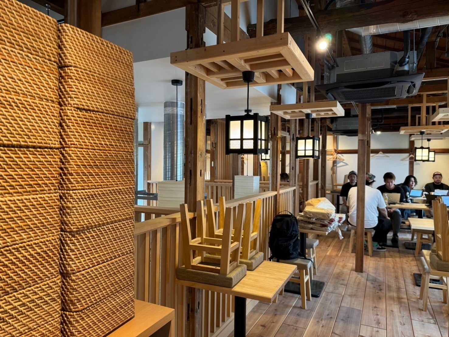 ほぼ新宿のれん街の中でも席数を多く確保でき団体様のご利用も可能。（1階貸切最大45名様　2階貸切最大55名様　１棟貸切最大100名様）