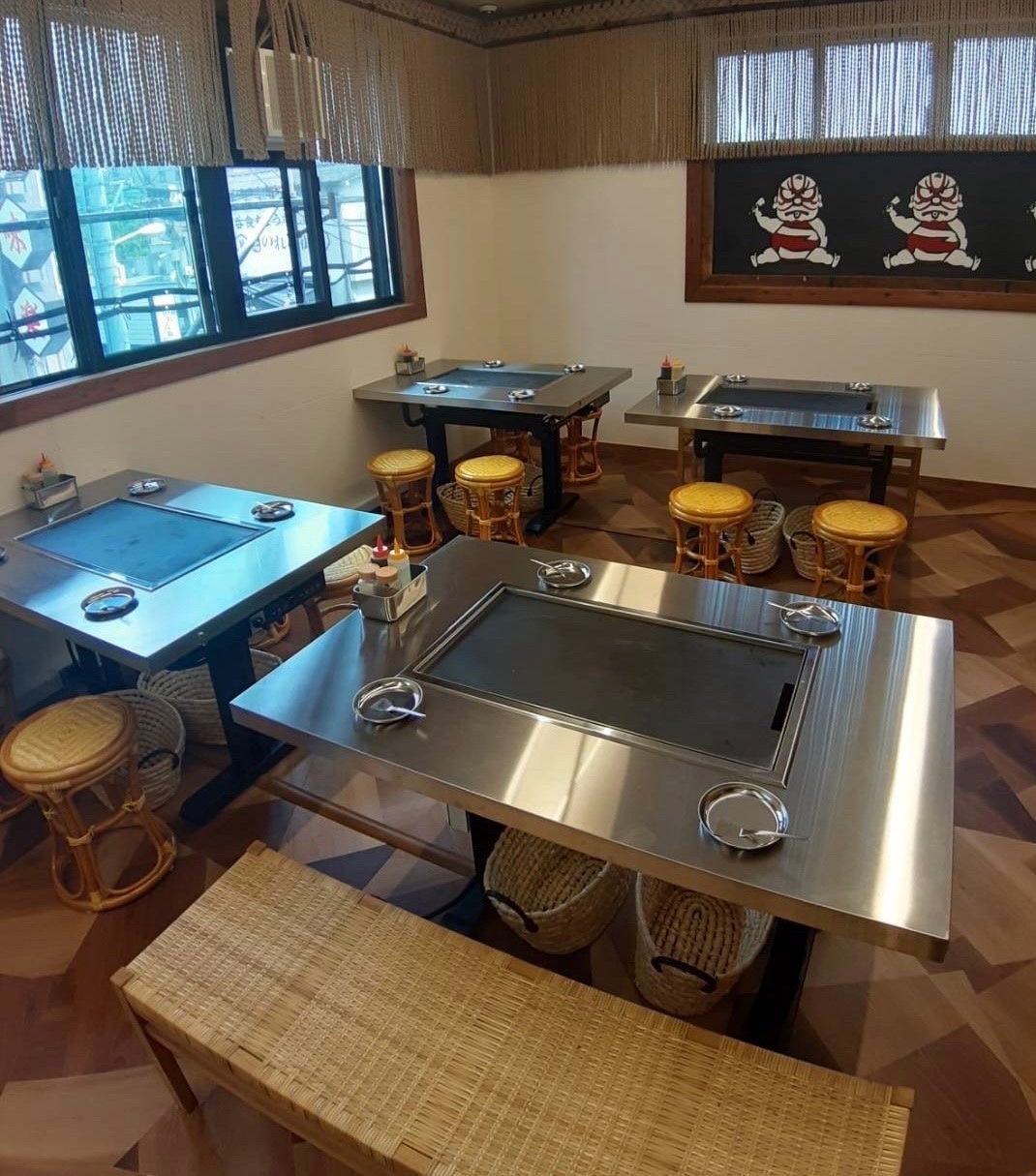 各テーブルに備え付けられたテーブルにて調理するためシズル感抜群◎