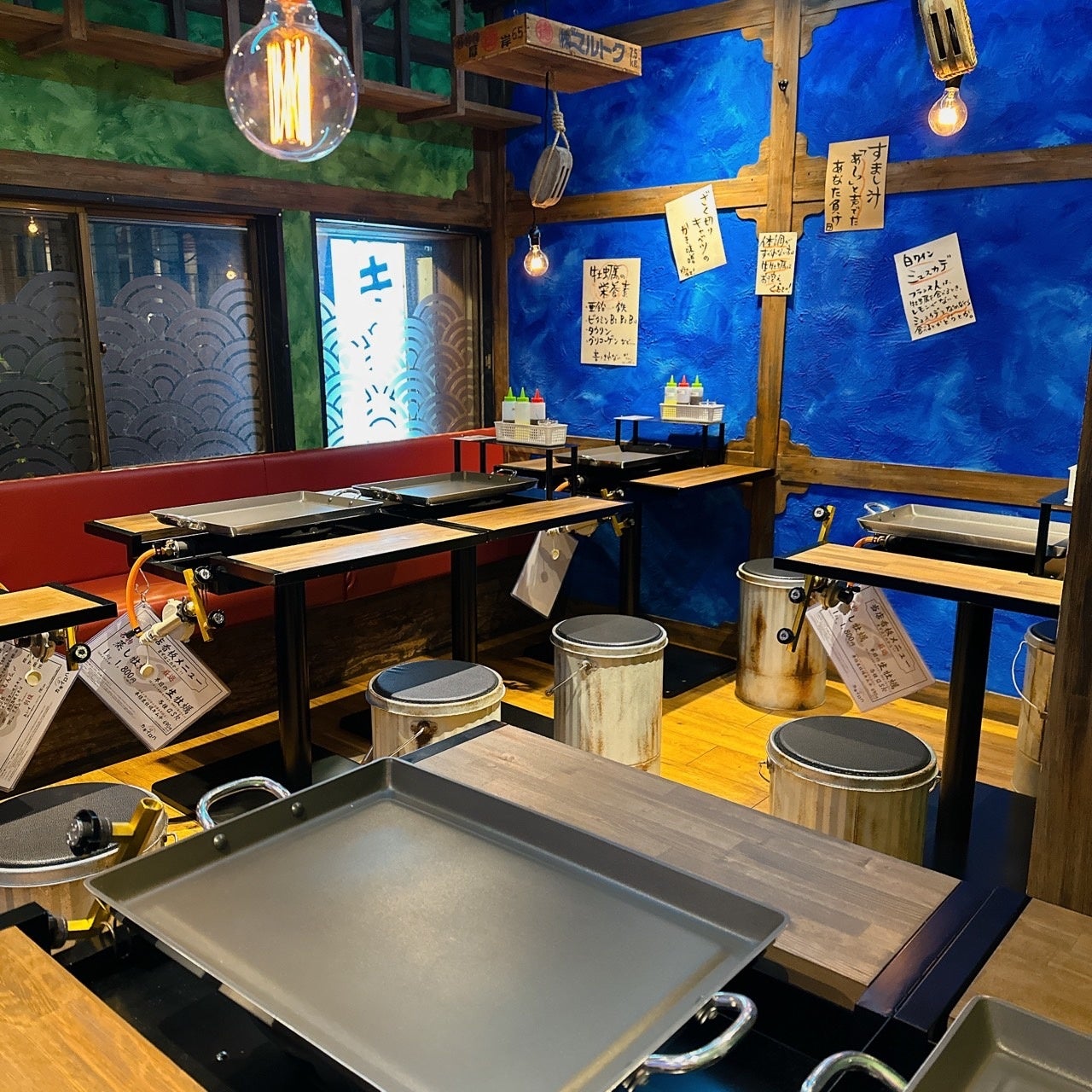 店内は海を連想させる色使い