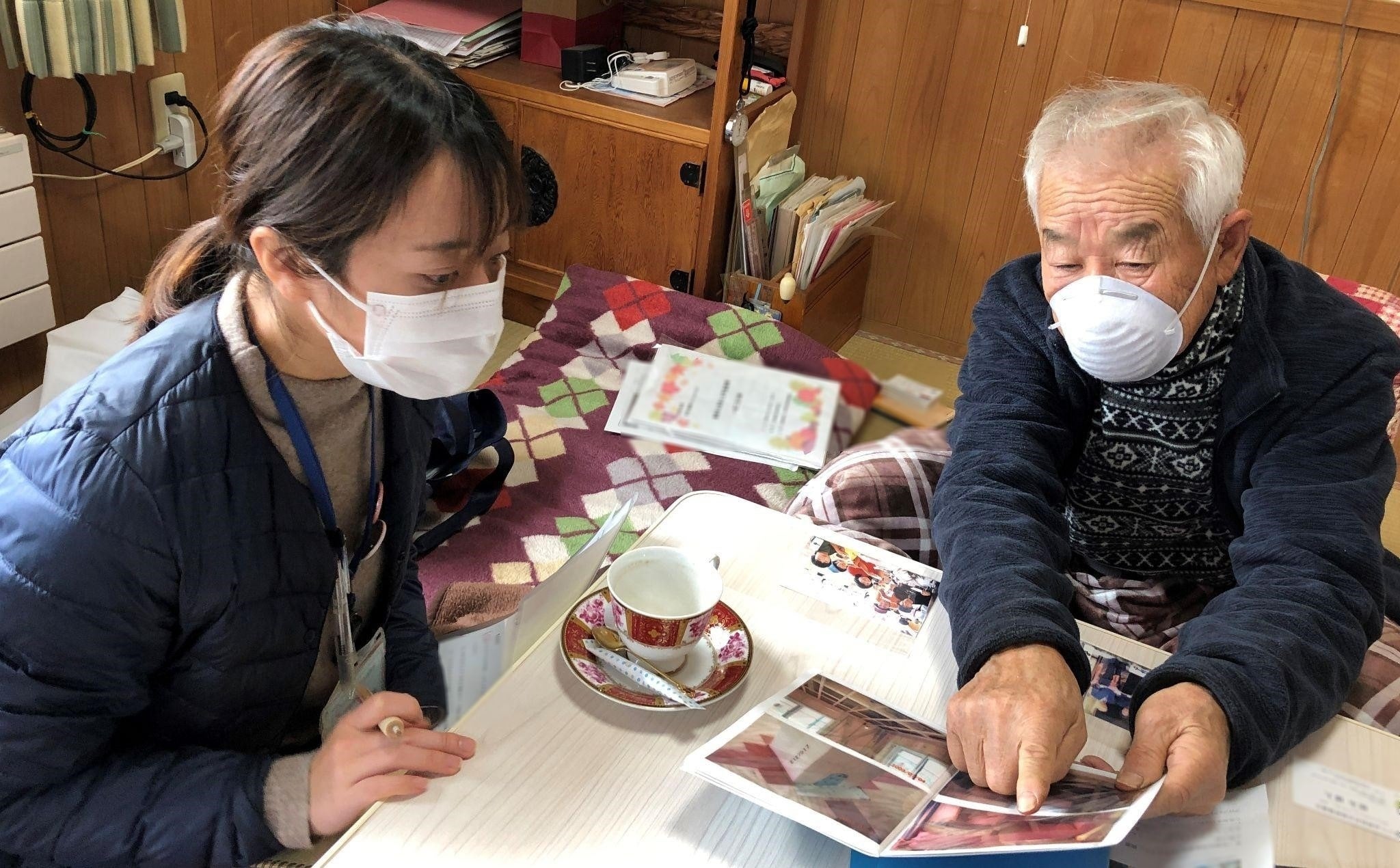 お写真について説明する落合道雄さん