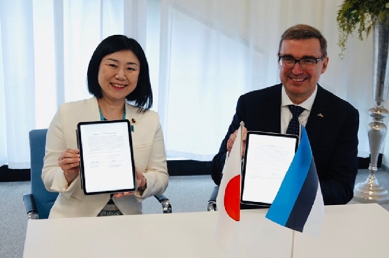 スット・エストニア起業IT大臣とのAdobe Acrobat Signを使用した協力覚書取り交わしの様子