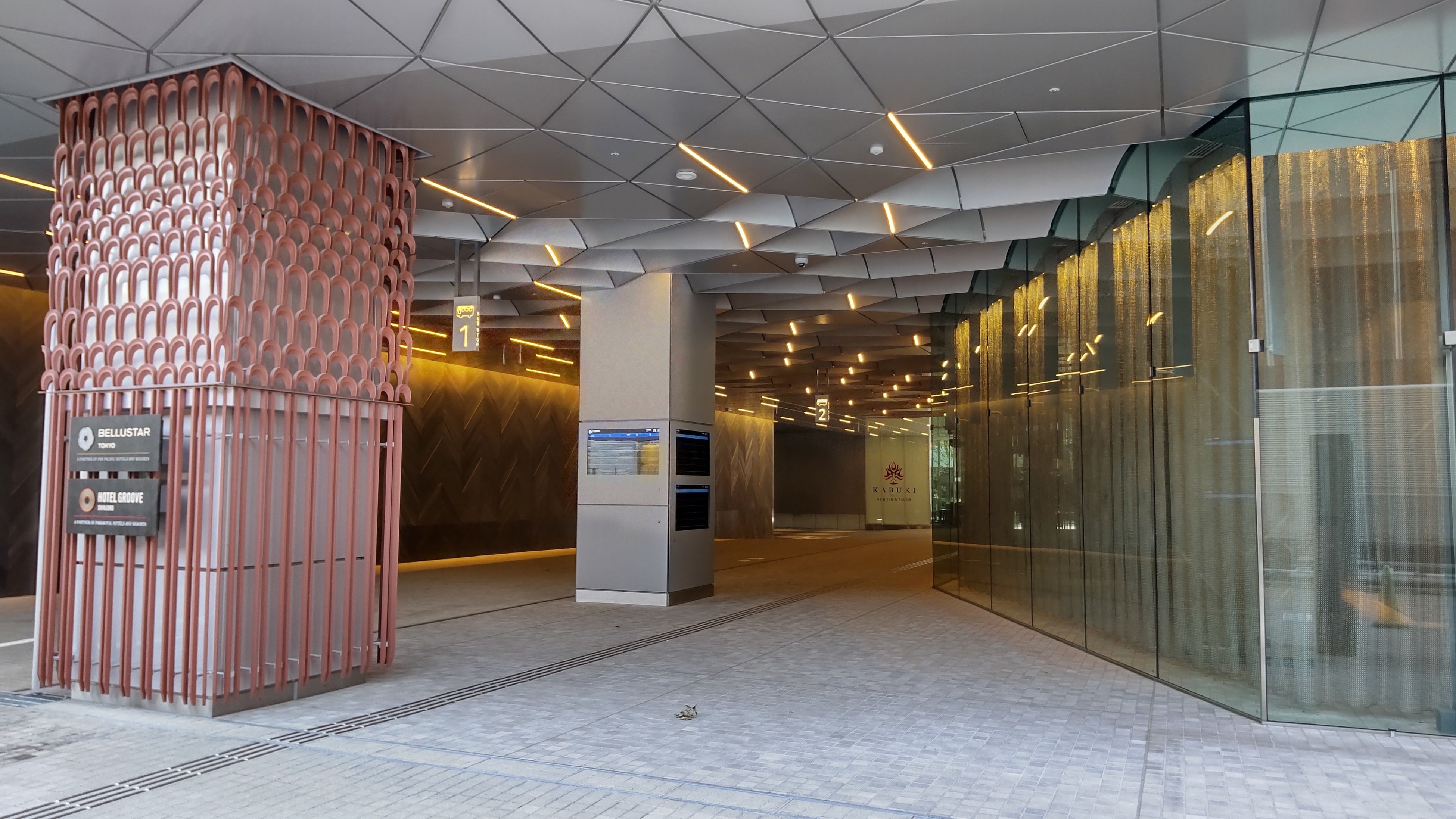 東急歌舞伎町タワーバスのりばは西武新宿線側にあり、空港アクセスバスも運行しています