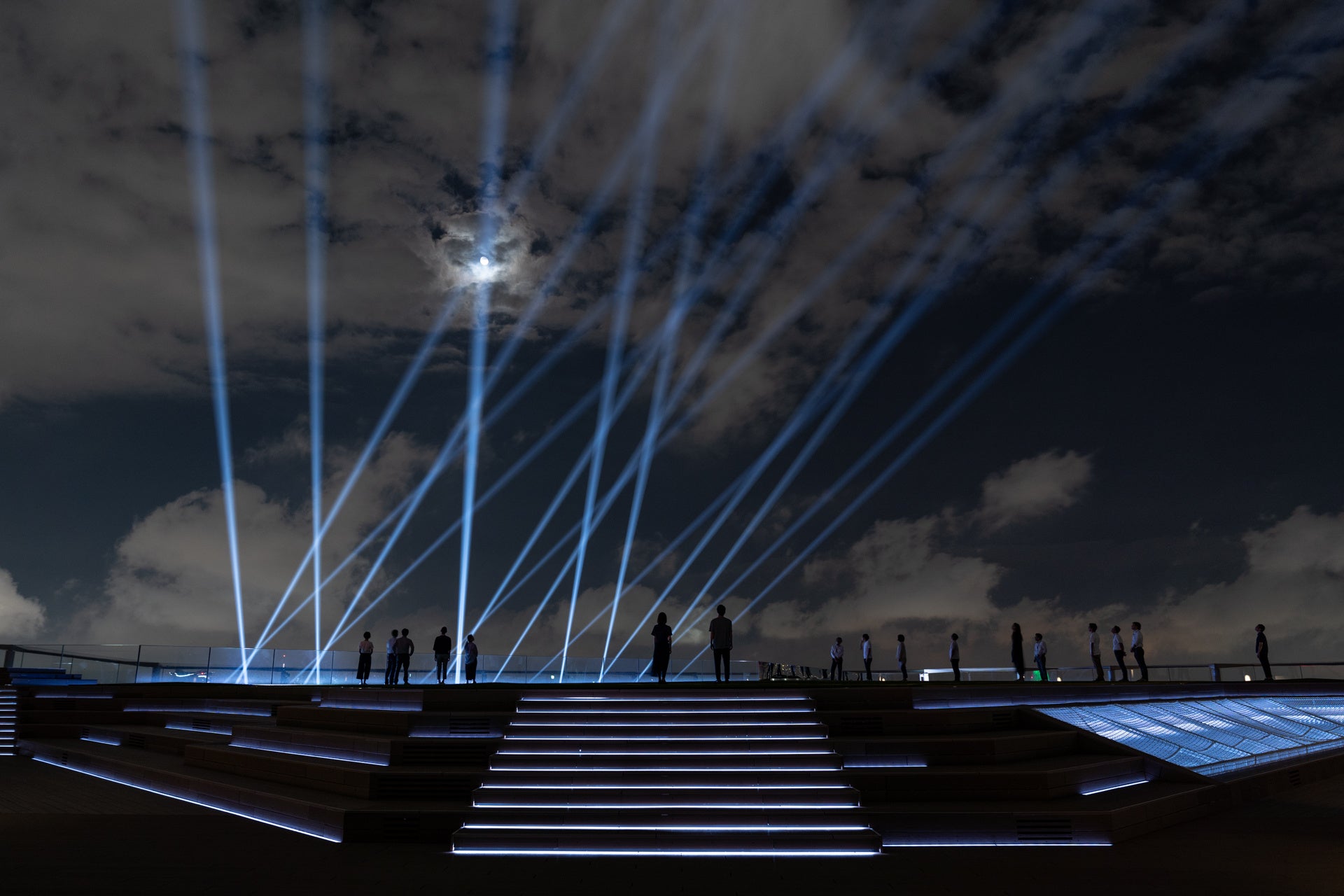 上空を照らし、時刻を知らせる光の柱「CROSSING LIGHT」