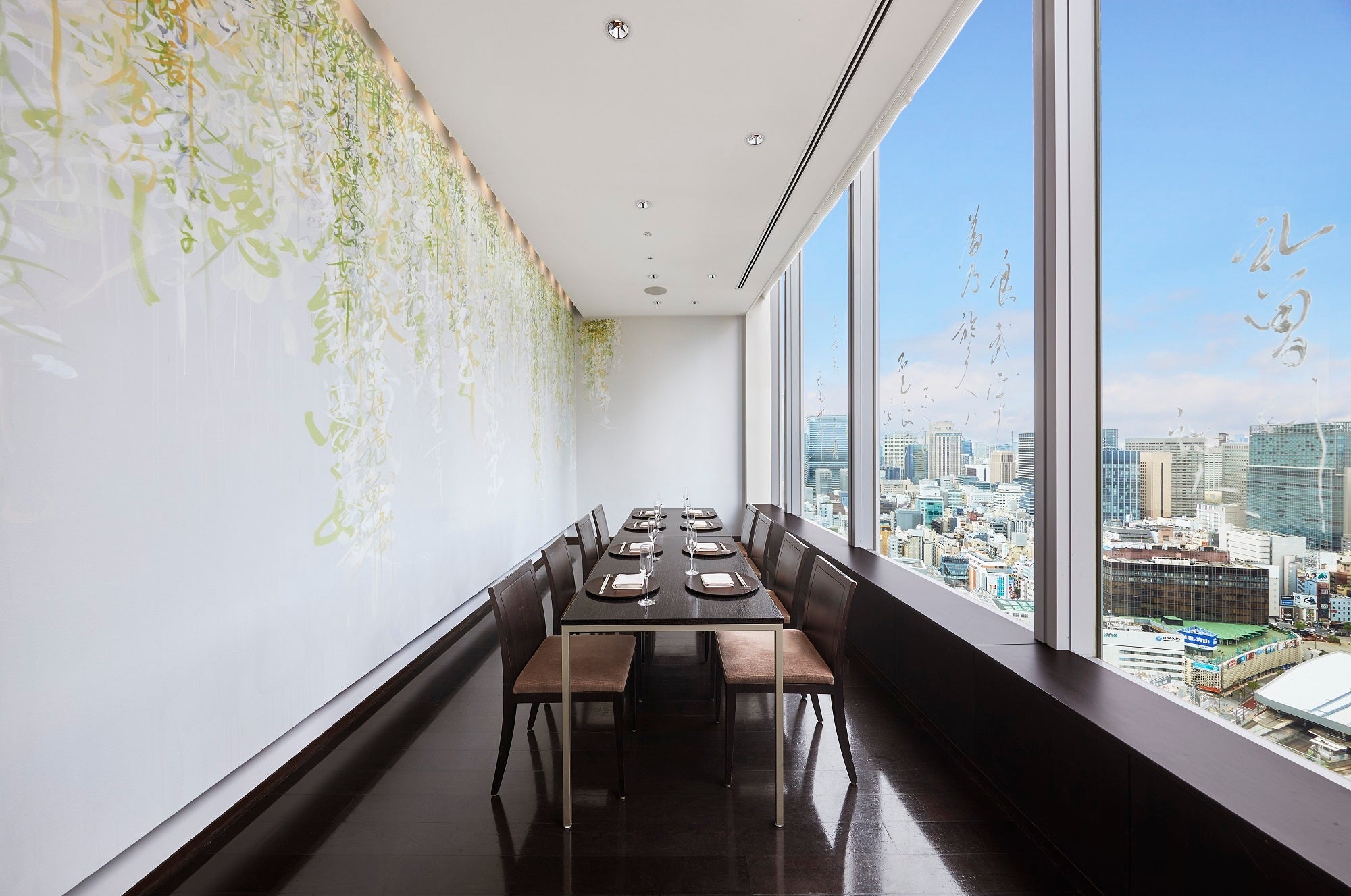 窓からは新橋方面のシティービューが見える