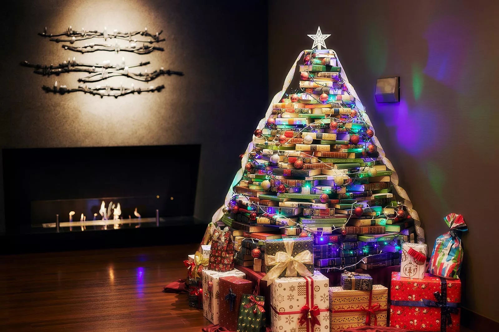 芝パークホテル所有の本で制作したブックツリー（2021年)