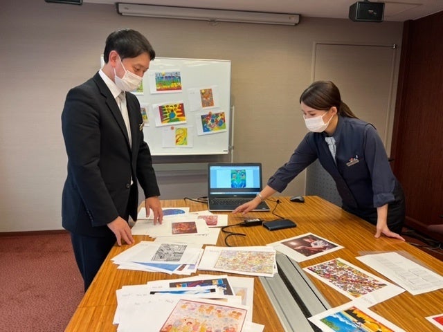 パークホテル東京でのパラリンアート世界大会2022の最終選考の様子