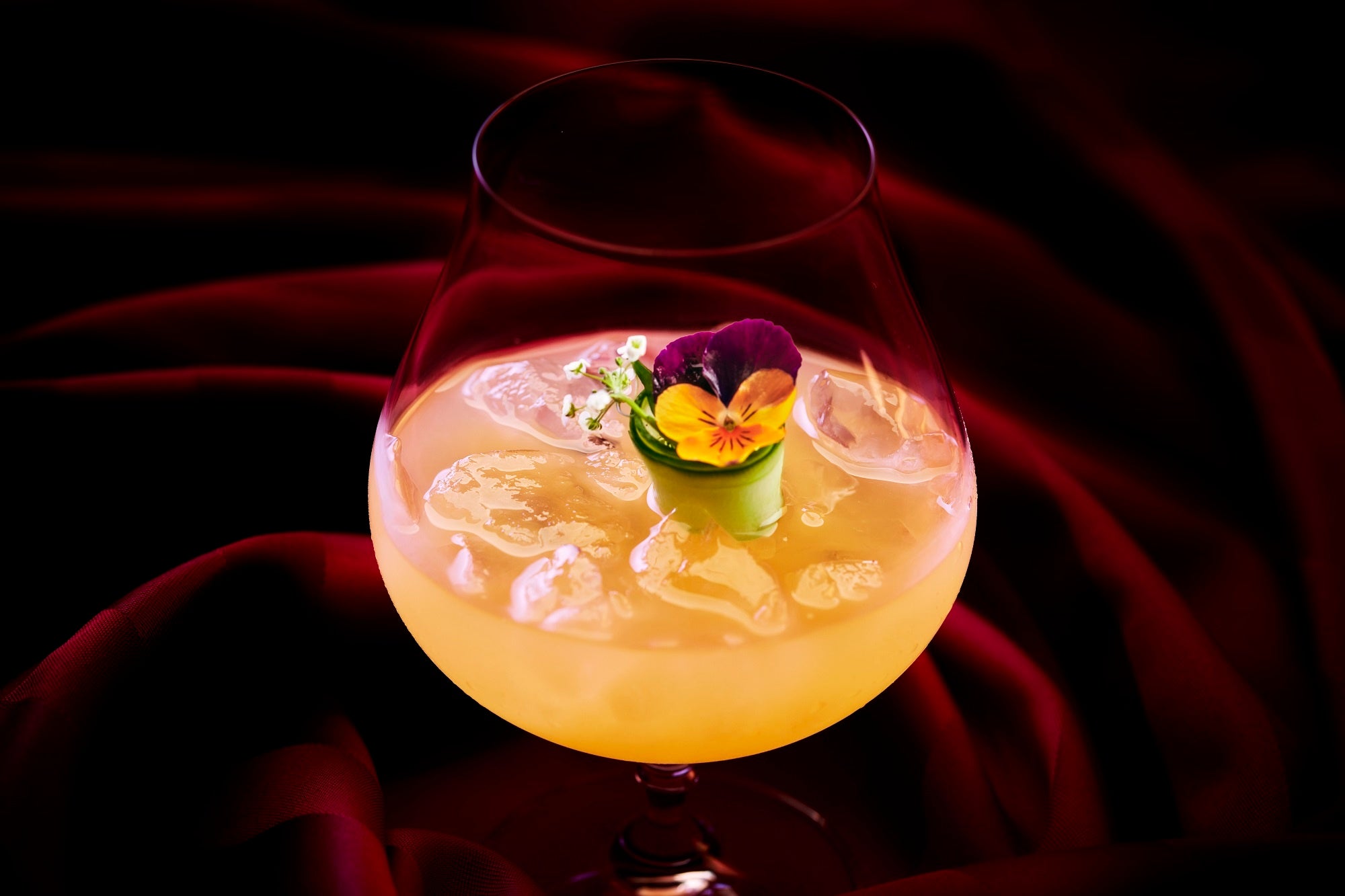 コラボレーションカクテル「花言葉」。アート作品「熱帯花♯9」にインスパイアされた。アルコールなしのモクテルでのオーダーも可能。価格：2,000円、提供期間：2022年11月14日(月)～2023年3月12日(日)、※3月13日（月）以降、メニューの入替有